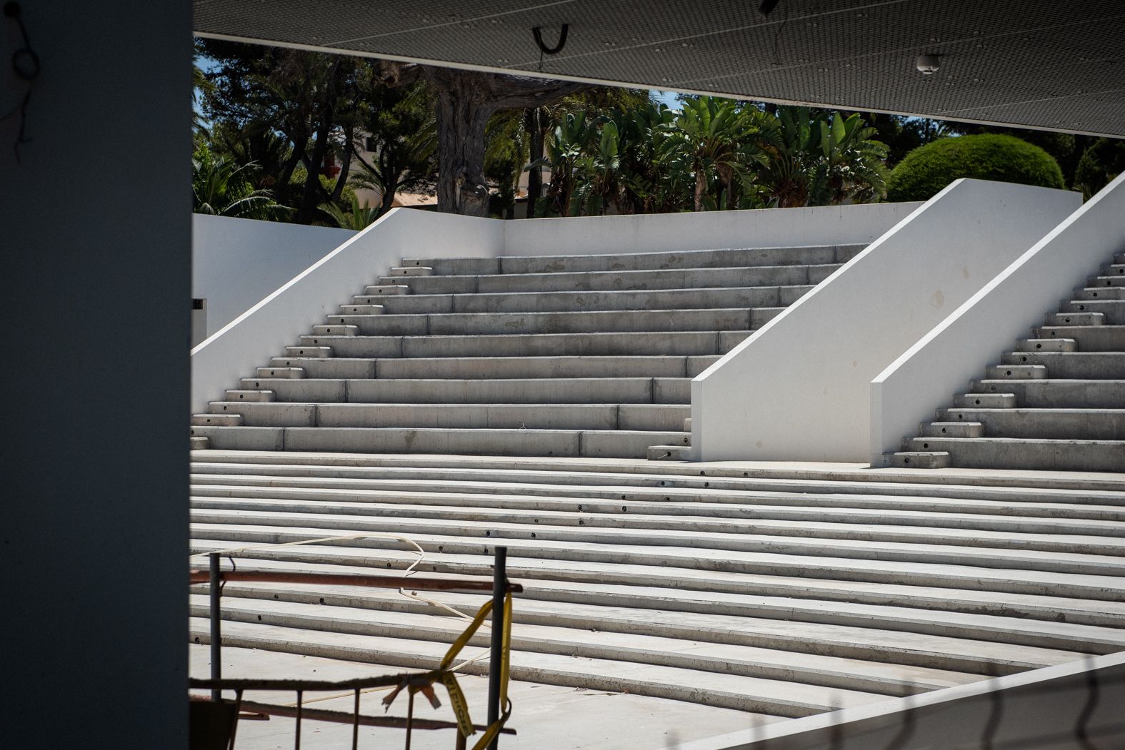 El fondo del patio de butacas del teatro del Parque Genovés en Cádiz tiene ahora forma de grada.