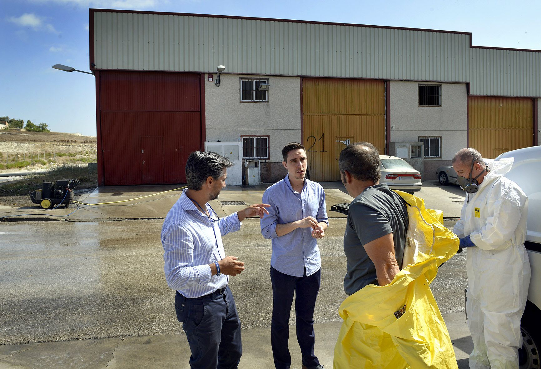 El teniente de alcaldesa Jaime Espinar ha supervisado las tareas de desinfección en el exterior de la nave de productos cárnicos cercana a la Laguna de Torrox.