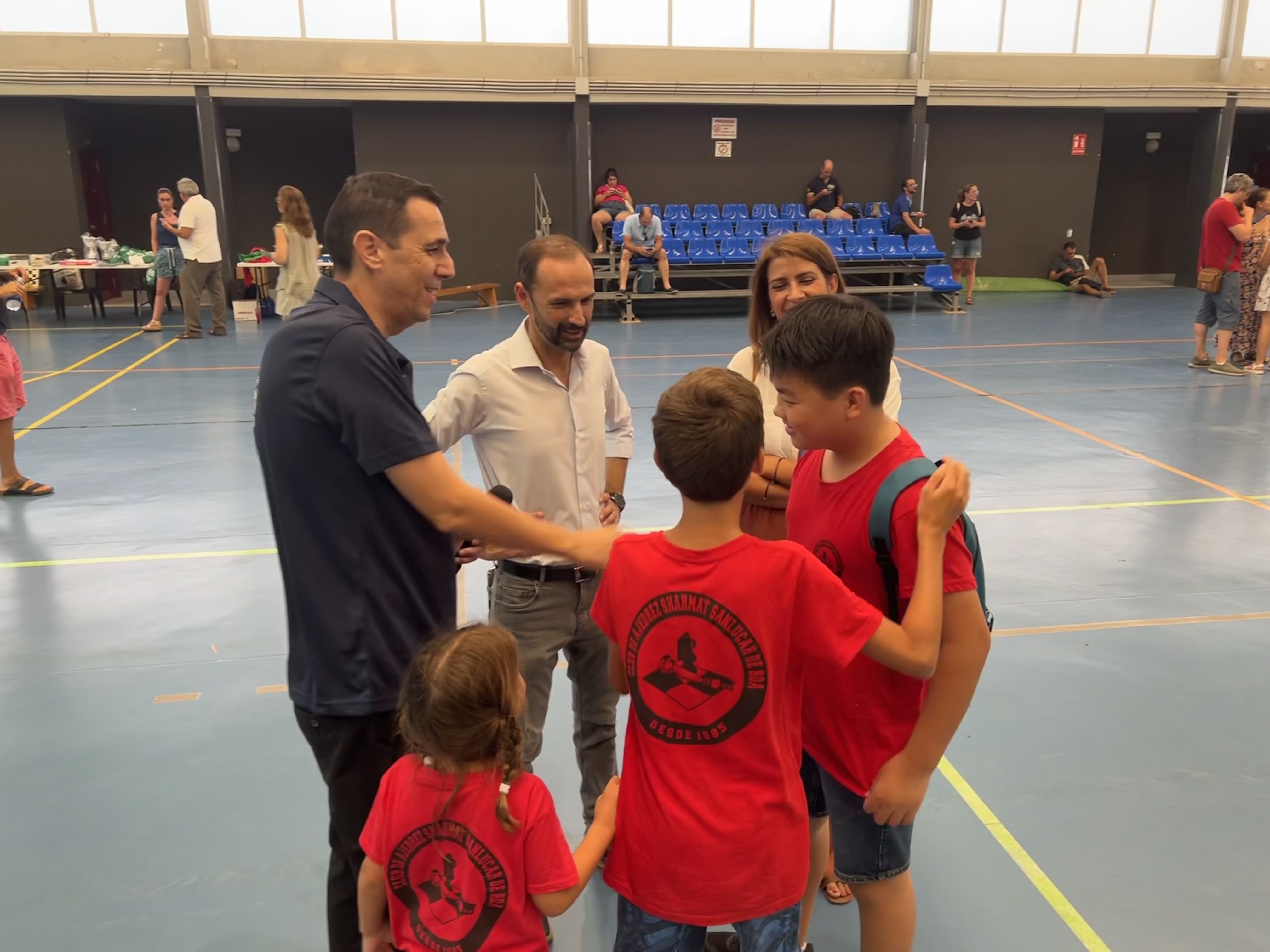 Víctor Mora, con los componentes del club de ajedrez de Sanlúcar que acude al Mundial.