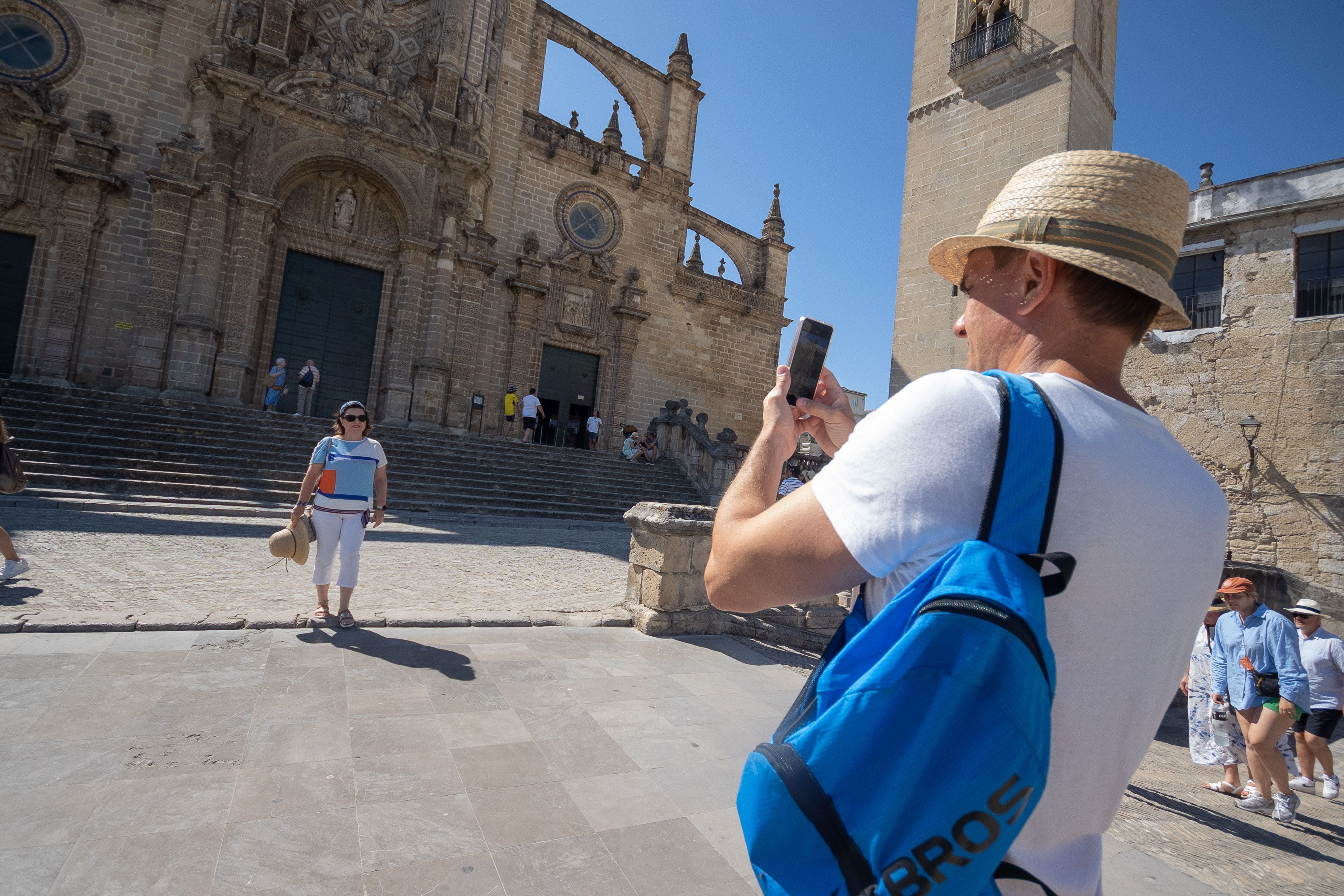 Unos turistas disfrutan de Jerez en verano.