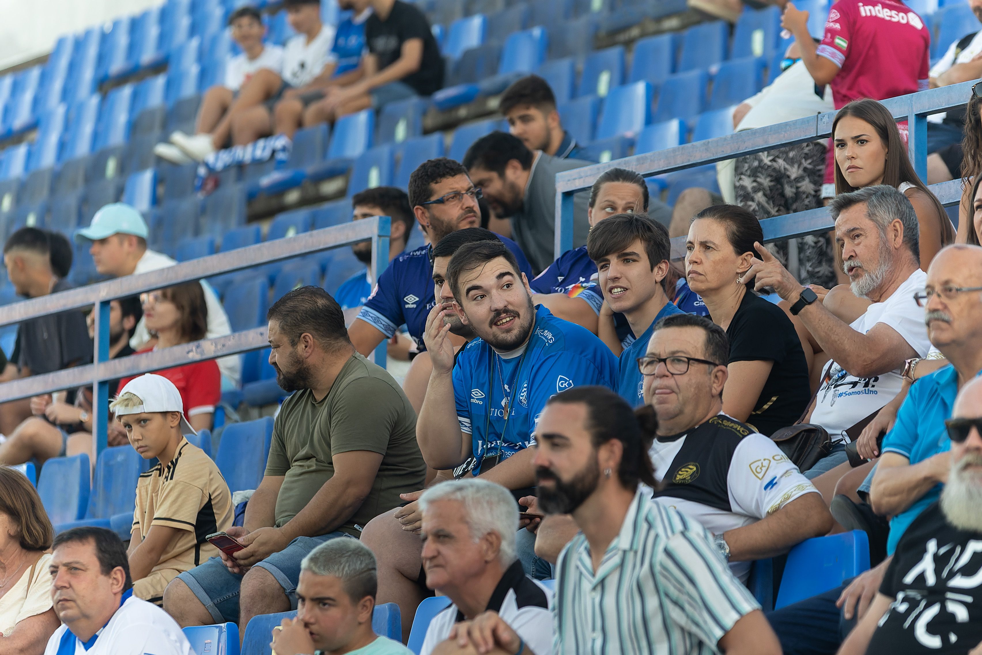 Varias personas viendo un partido de fútbol en Andalucía.