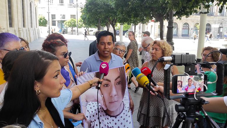 Concentración en Sevilla por la joven asesinada en Utrera.