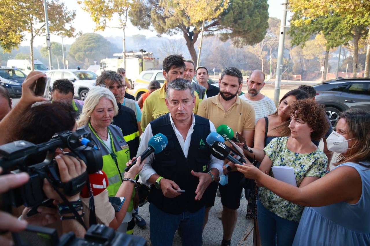 Antonio Sanz, durante la atención a los medios junto a la zona incendiada en Puerto Real.