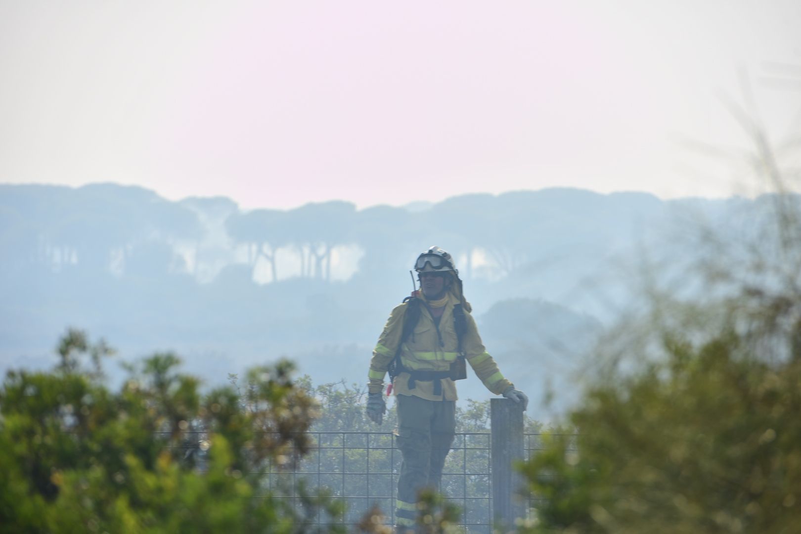 Un bombero del Infoca en uno de los incendios de la Bahía de Cádiz el pasado verano.