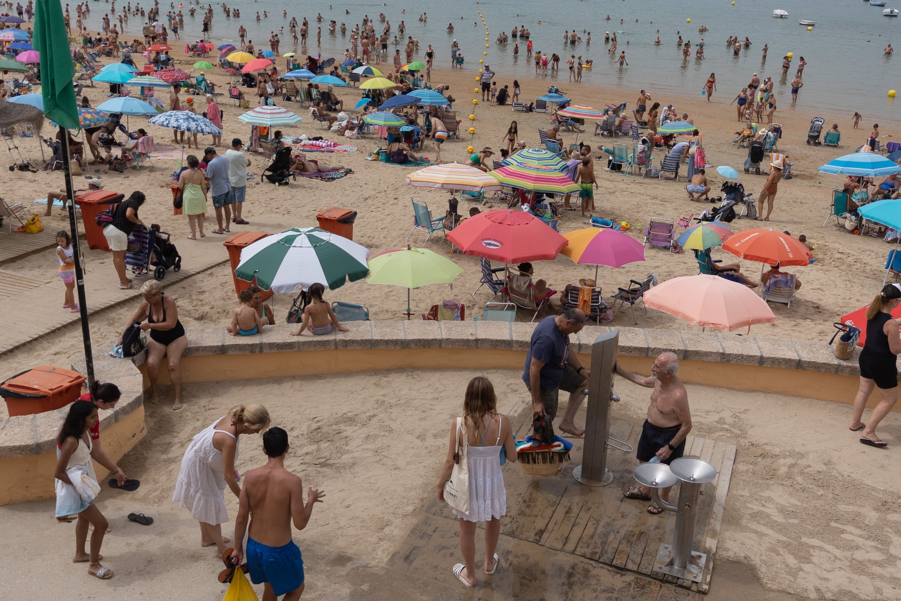Servicio de lavapiés en una playa de la provincia de Cádiz en una imagen de archivo.