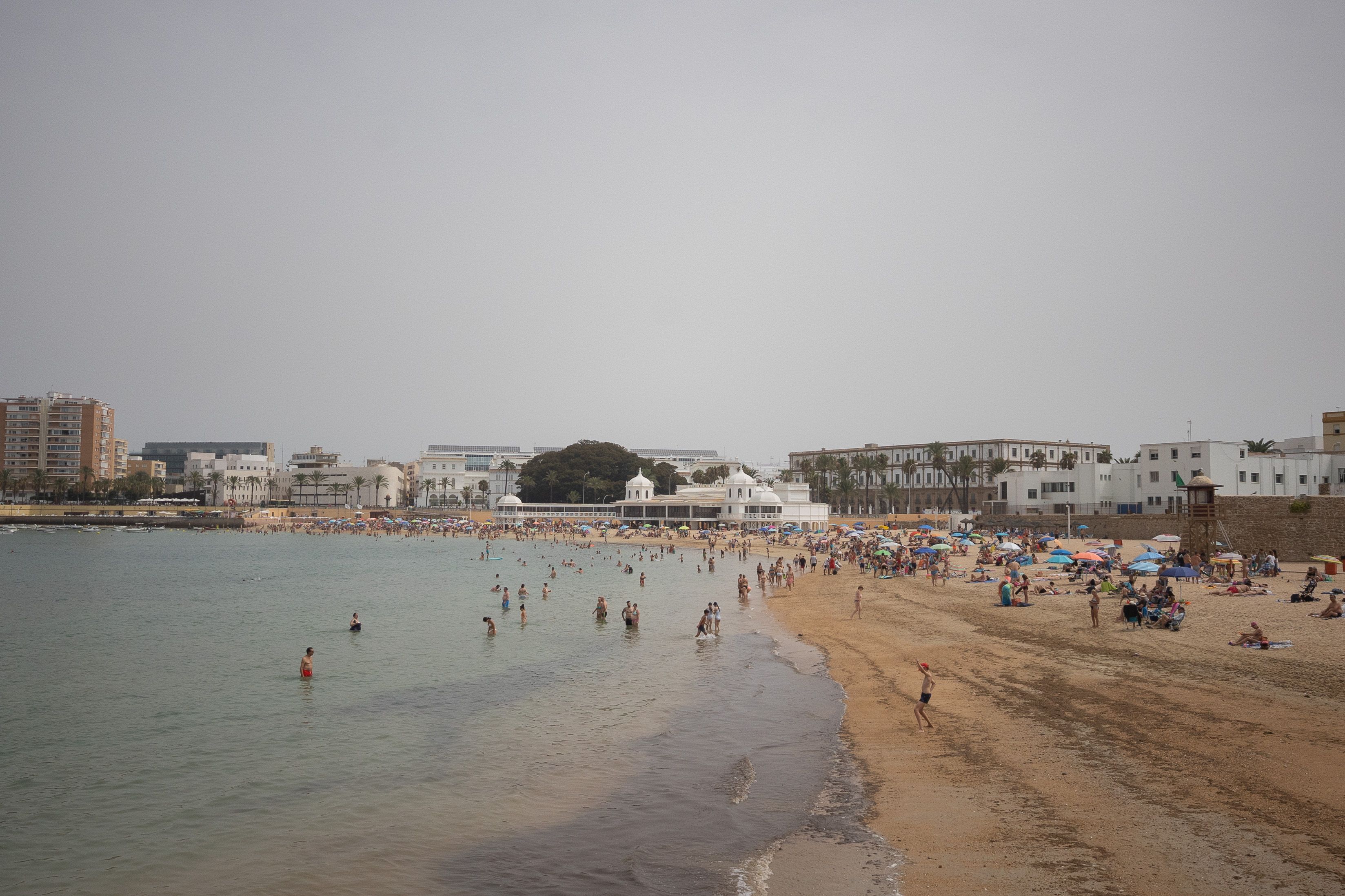 Calor un día nublado en la playa de la Caleta de Cádiz. Cambios bruscos de tiempo: llegan temperaturas altas con posibles lluvias
