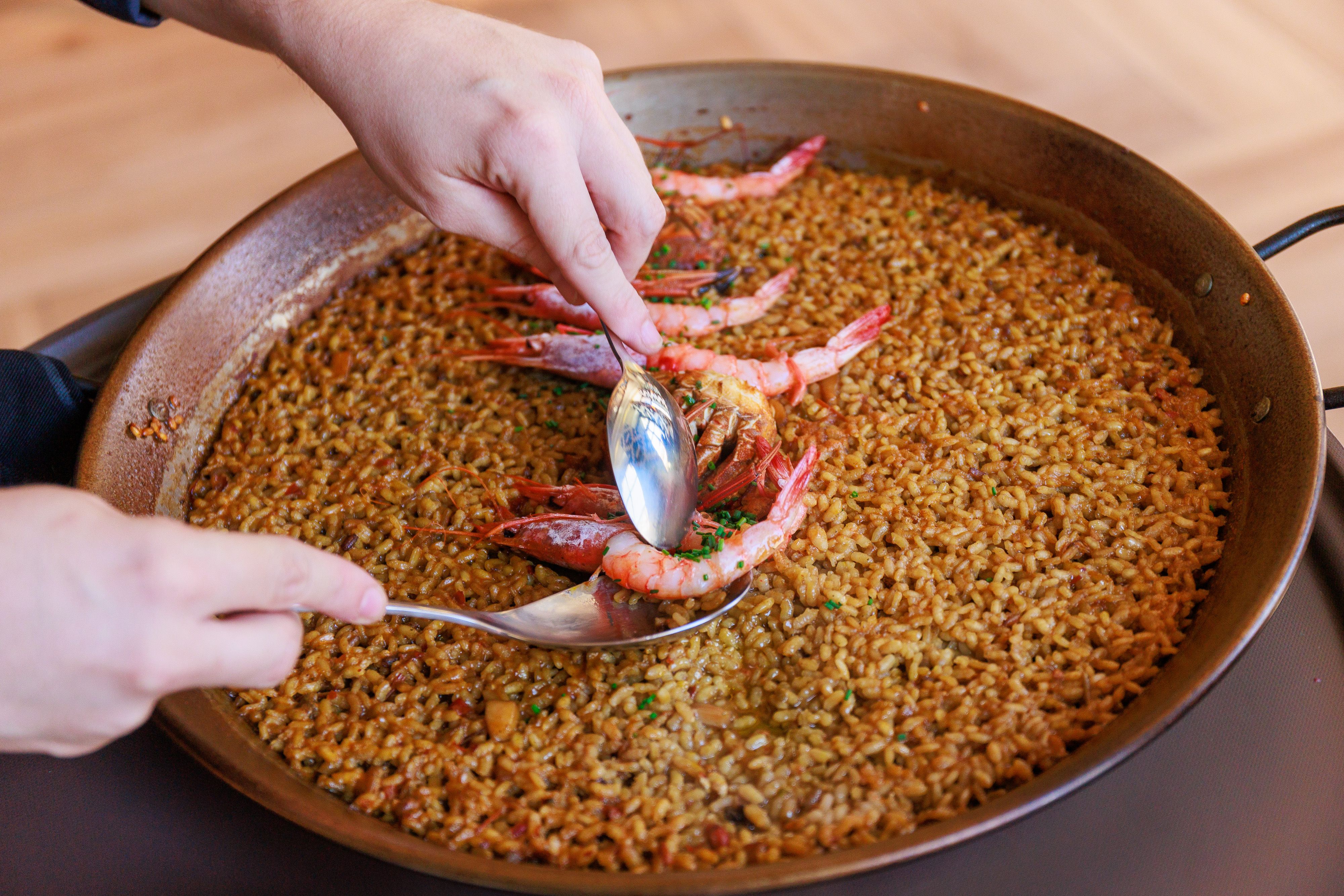 Una paella de Lucero, uno de los diez sitios donde comer en Sanlúcar.