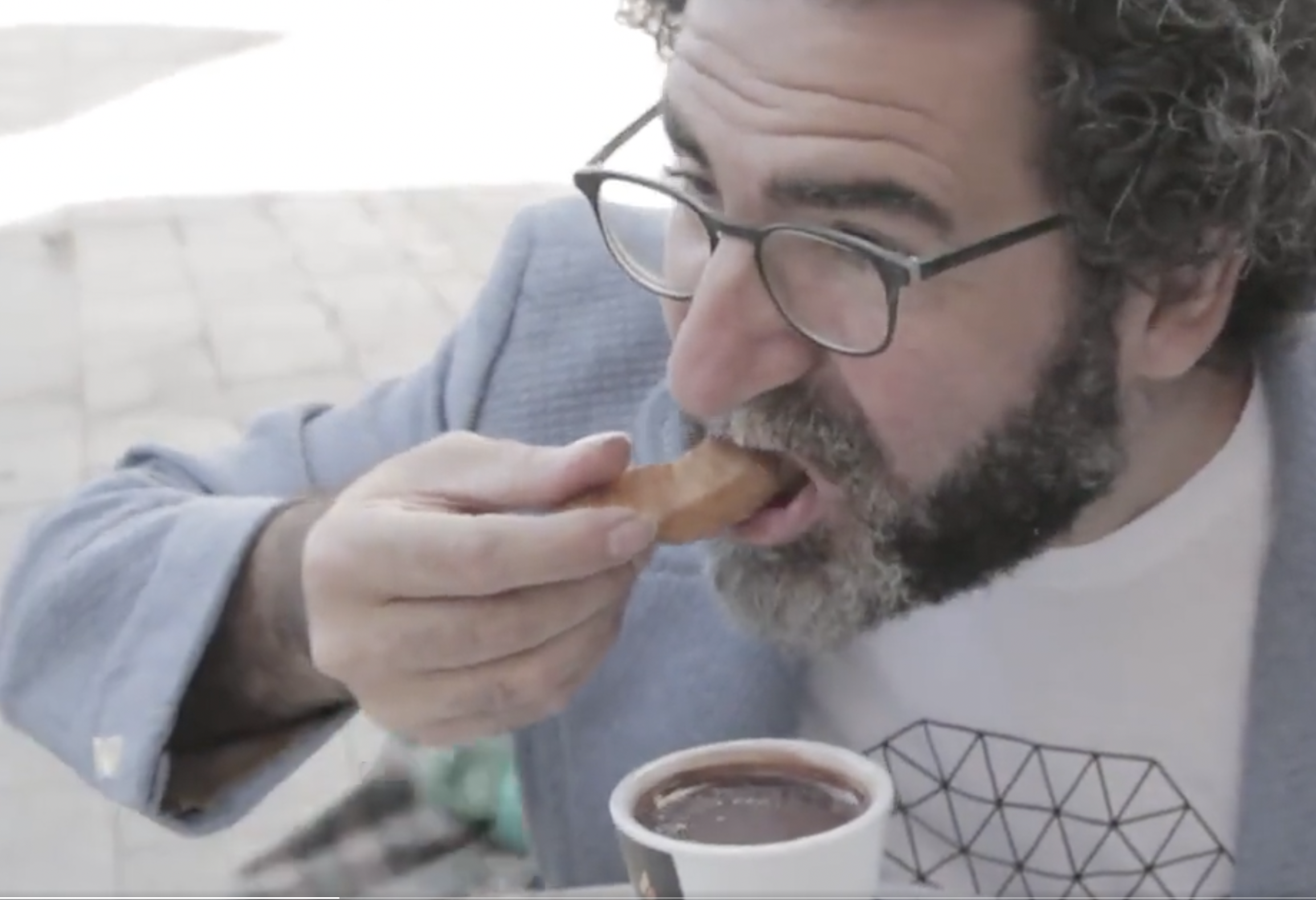 Antonio Romero, en un momento del vídeo, comienzo churros en la plaza de Algeciras. 