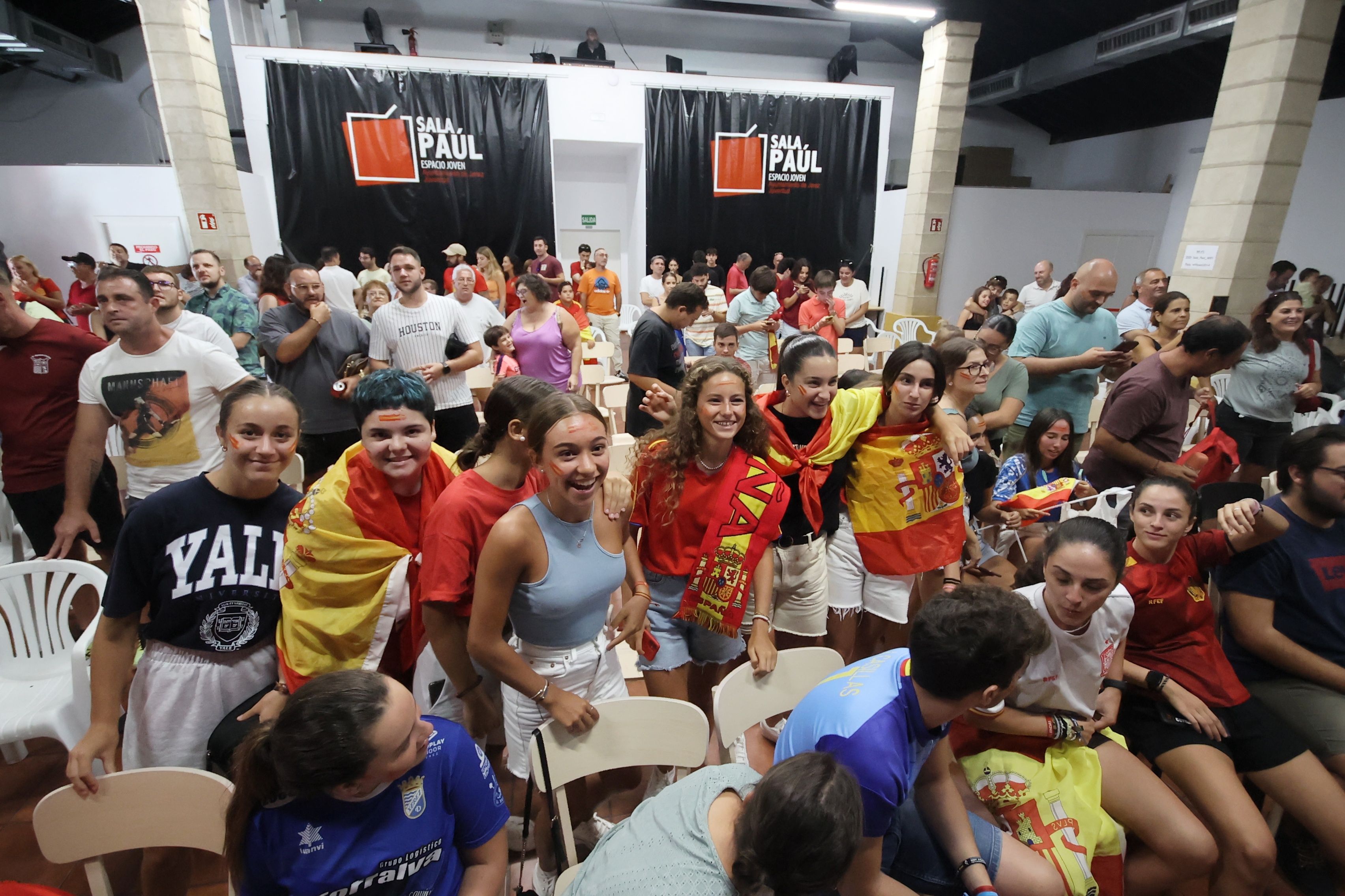 Un grupo de chicas, en la Sala Paúl de Jerez siguiendo la final del Mundial.