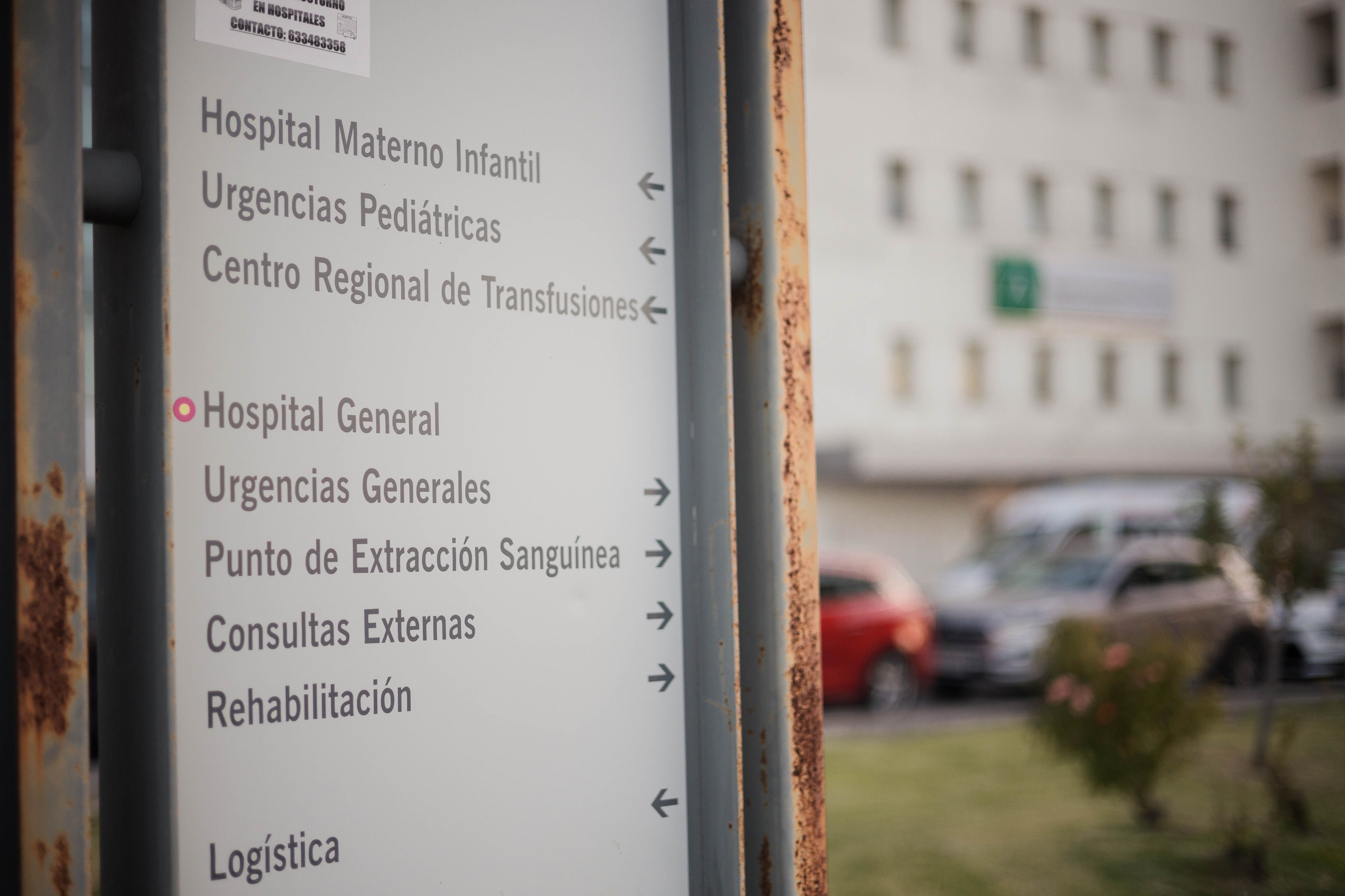 Entrada al Hospital de Jerez, donde falta personal en distintas categorías.