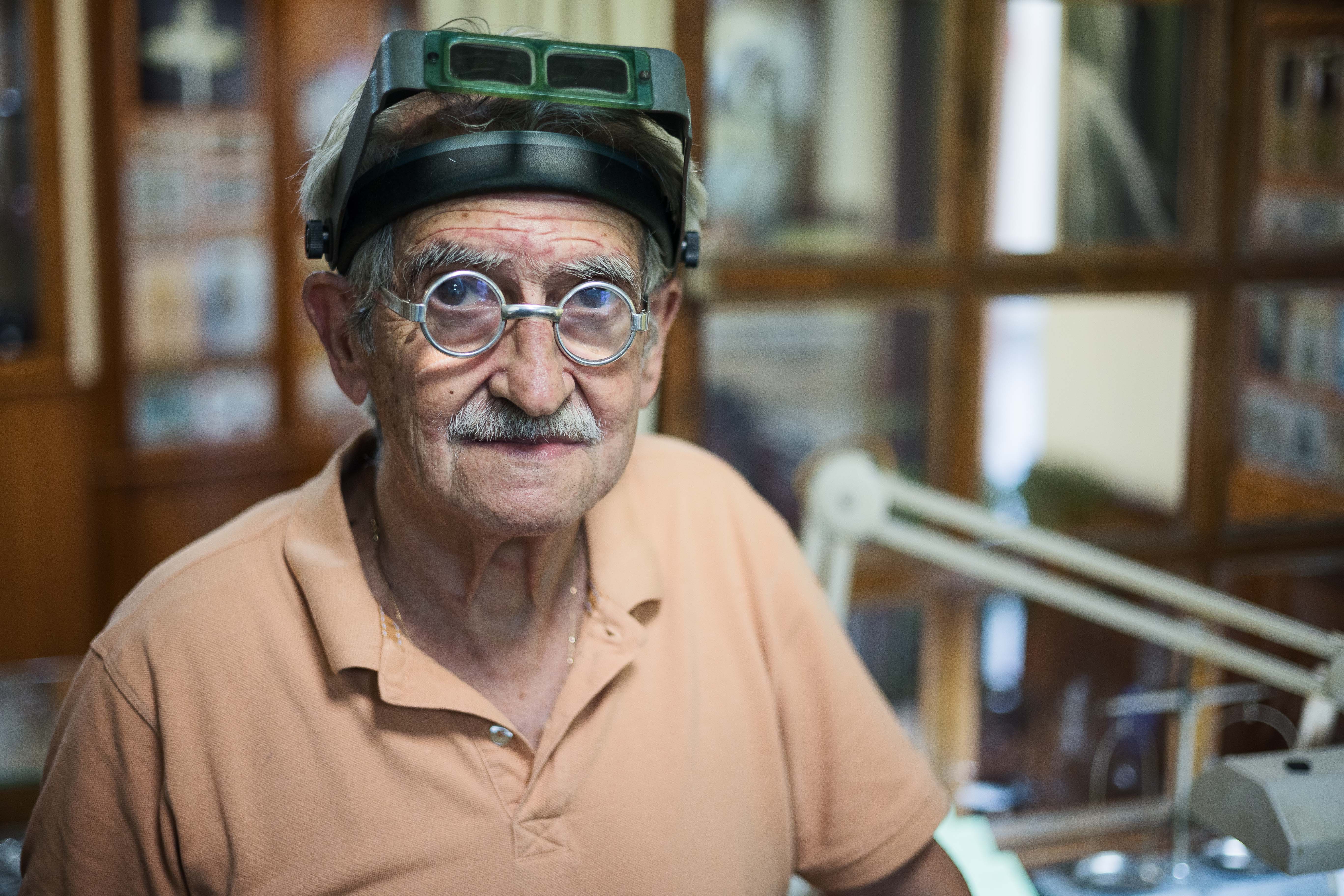 Juan José Rivera Podesta posa para lavozdelsur.es. El joyero presume de ser la única joyería de la zona que aún hace medallas.