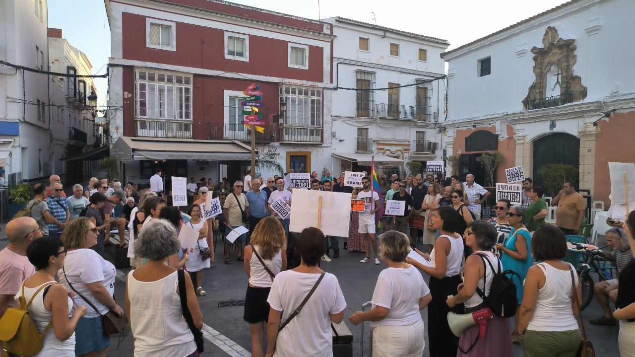 La concentración contra el turismo de borrachera en El Puerto.