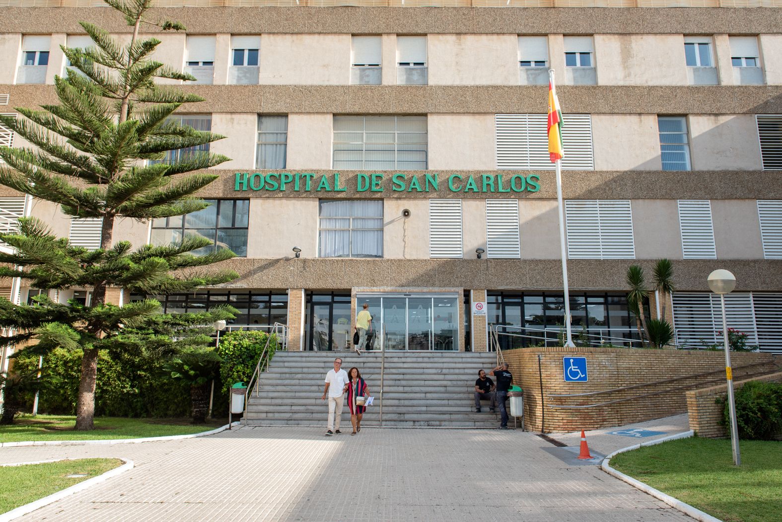 El Hospital San Carlos, en San Fernando, en una imagen de este verano.