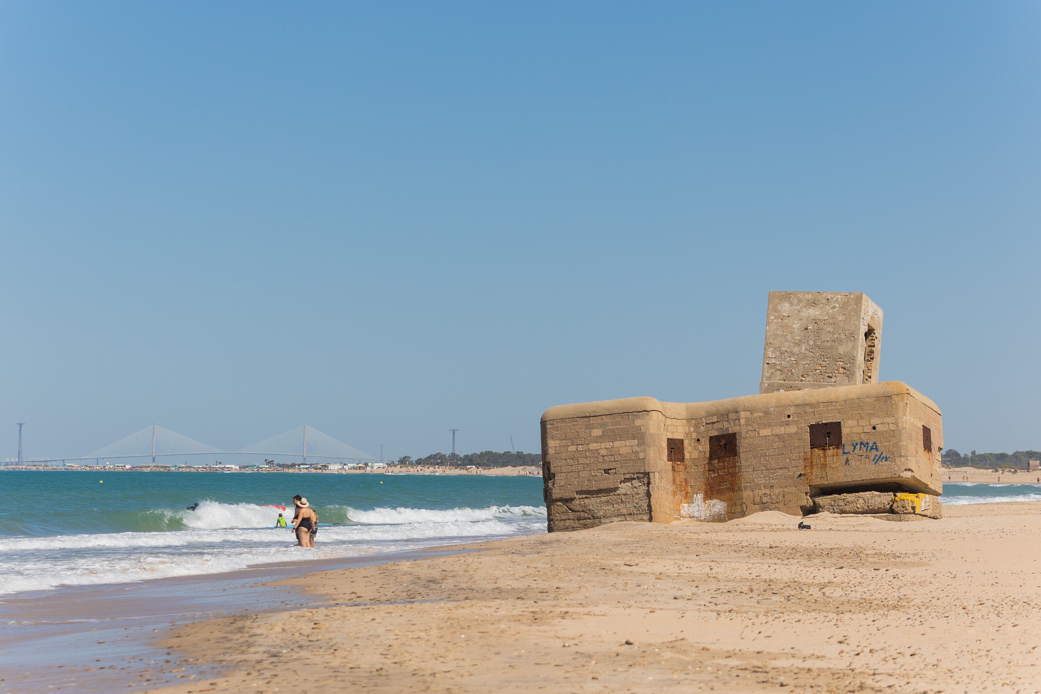 Uno de los búnkeres situados en la playa de Camposoto.