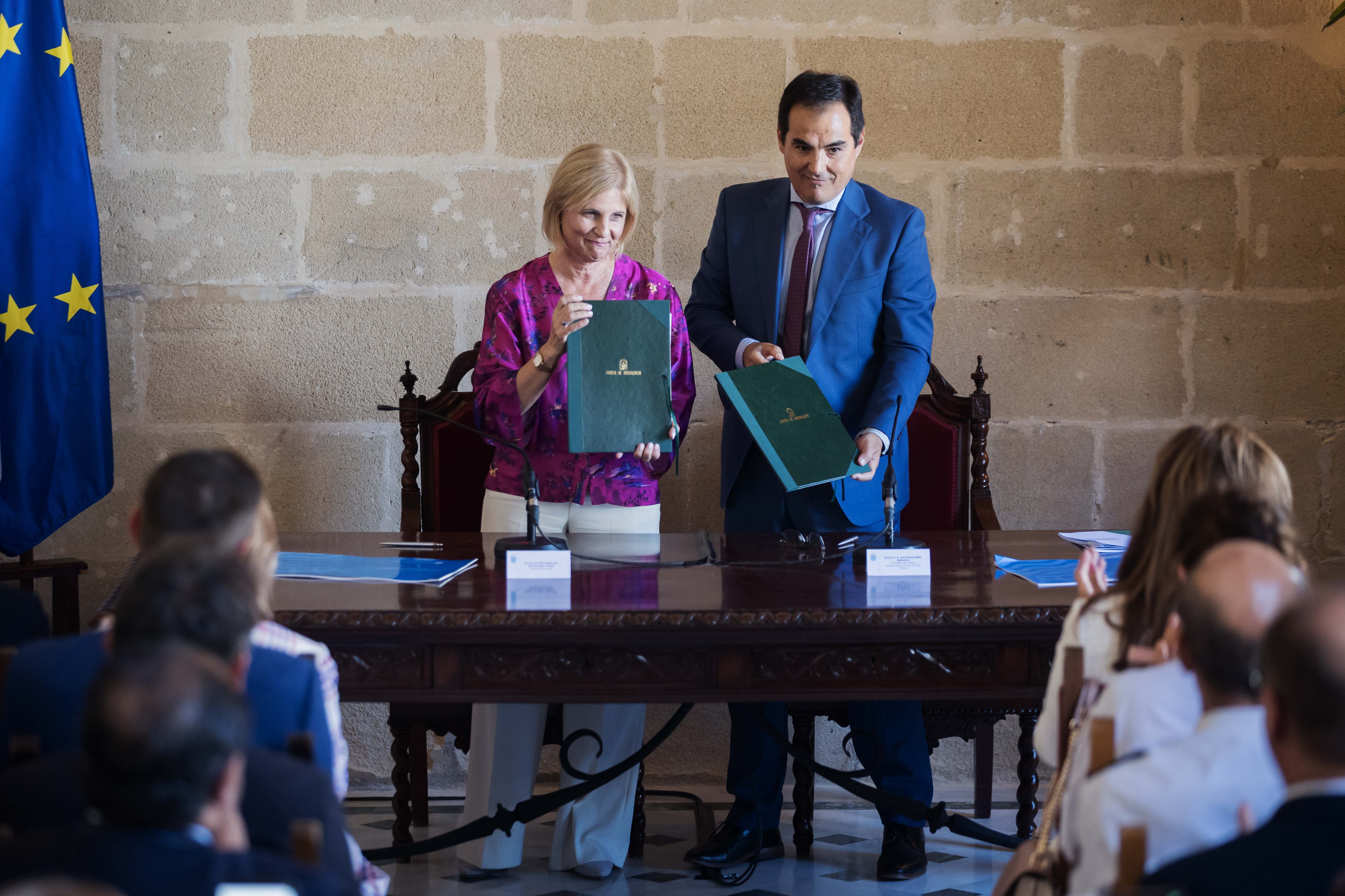 La alcaldesa Pelayo y el consejero Nieto en el Cabildo antiguo de Jerez el jueves, con el protocolo para avanzar en la Ciudad de la Justicia.