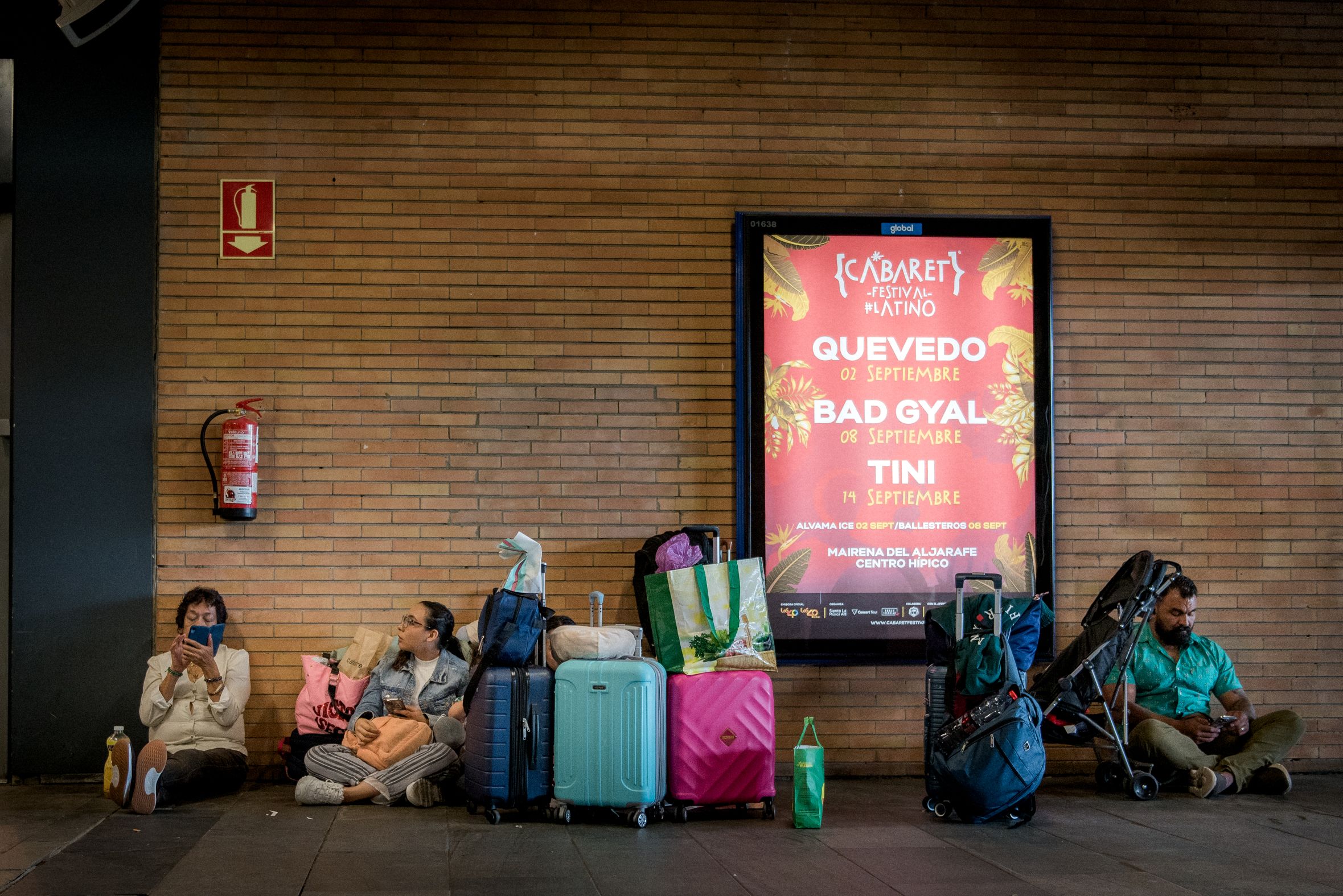 Usuarios en una estación ante un episodio anterior de retrasos generalizados en Renfe.