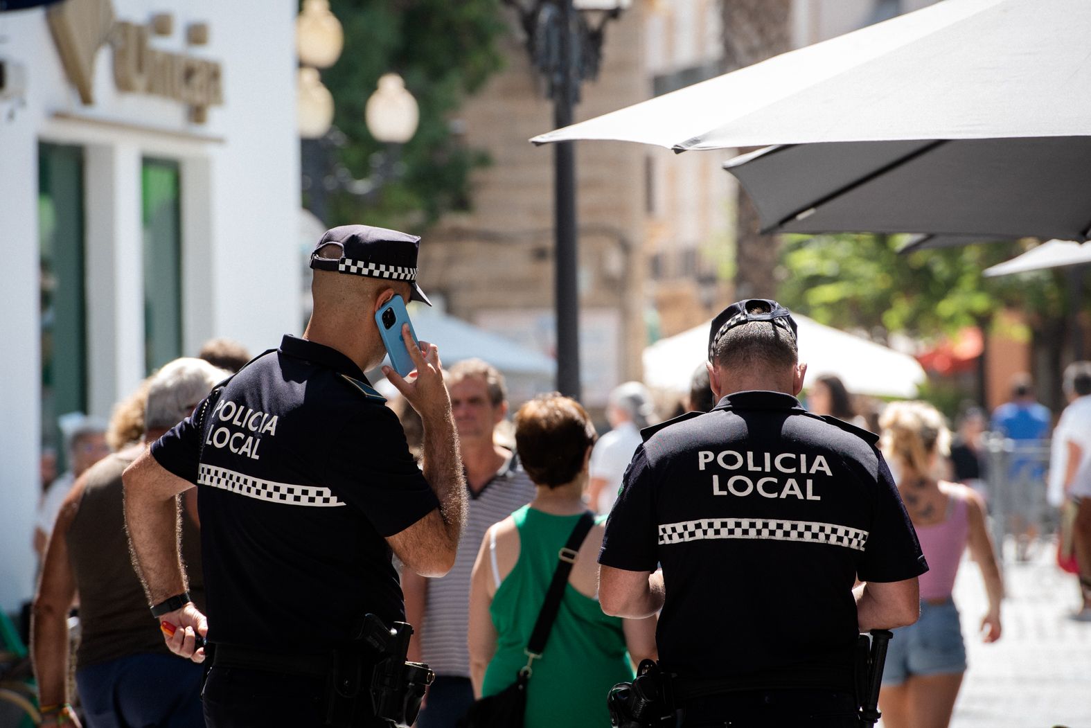 Dos policías locales de Cádiz, en una imagen de archivo.