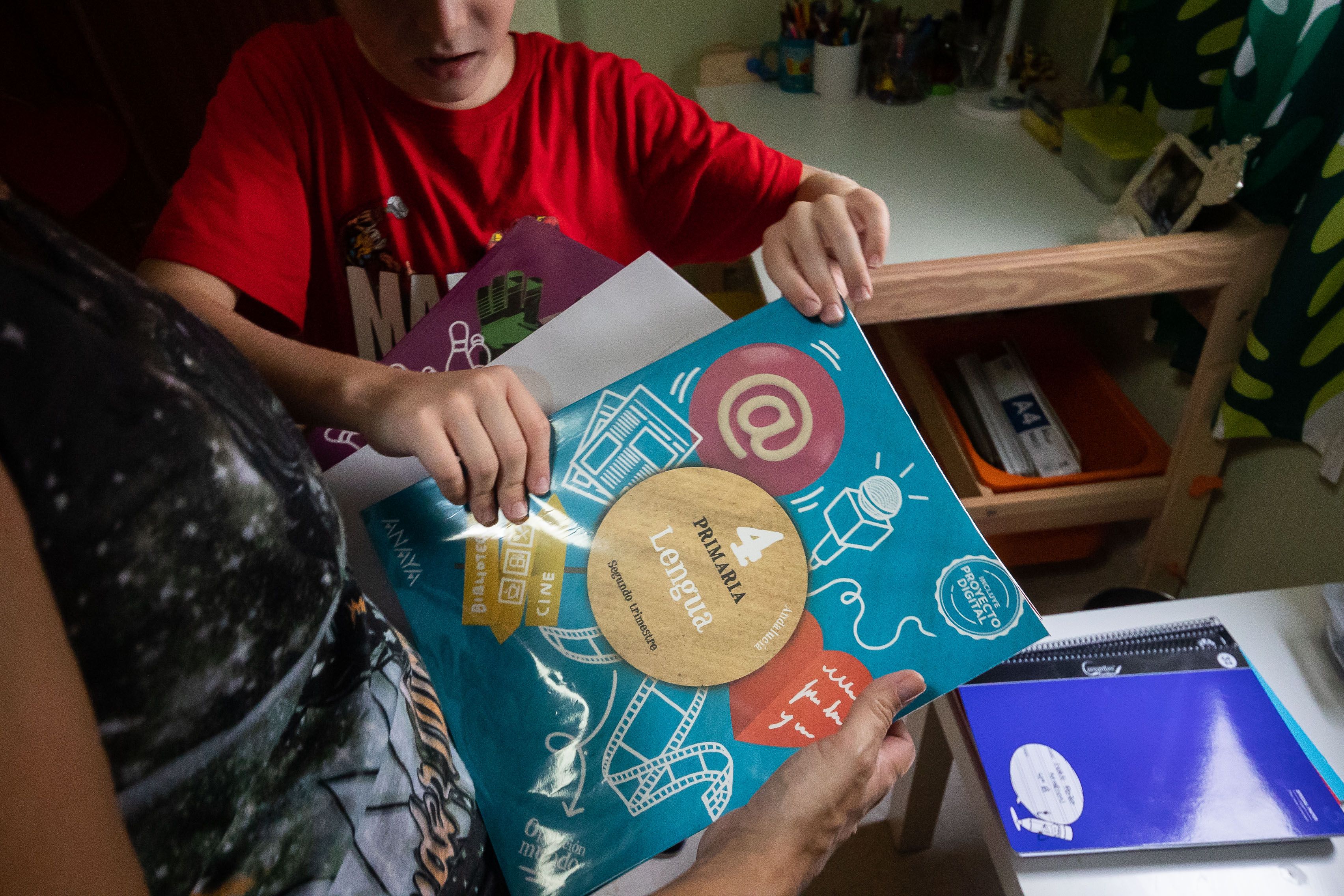 Un alumno prepara sus cuadernos para acudir a su centro educativo.