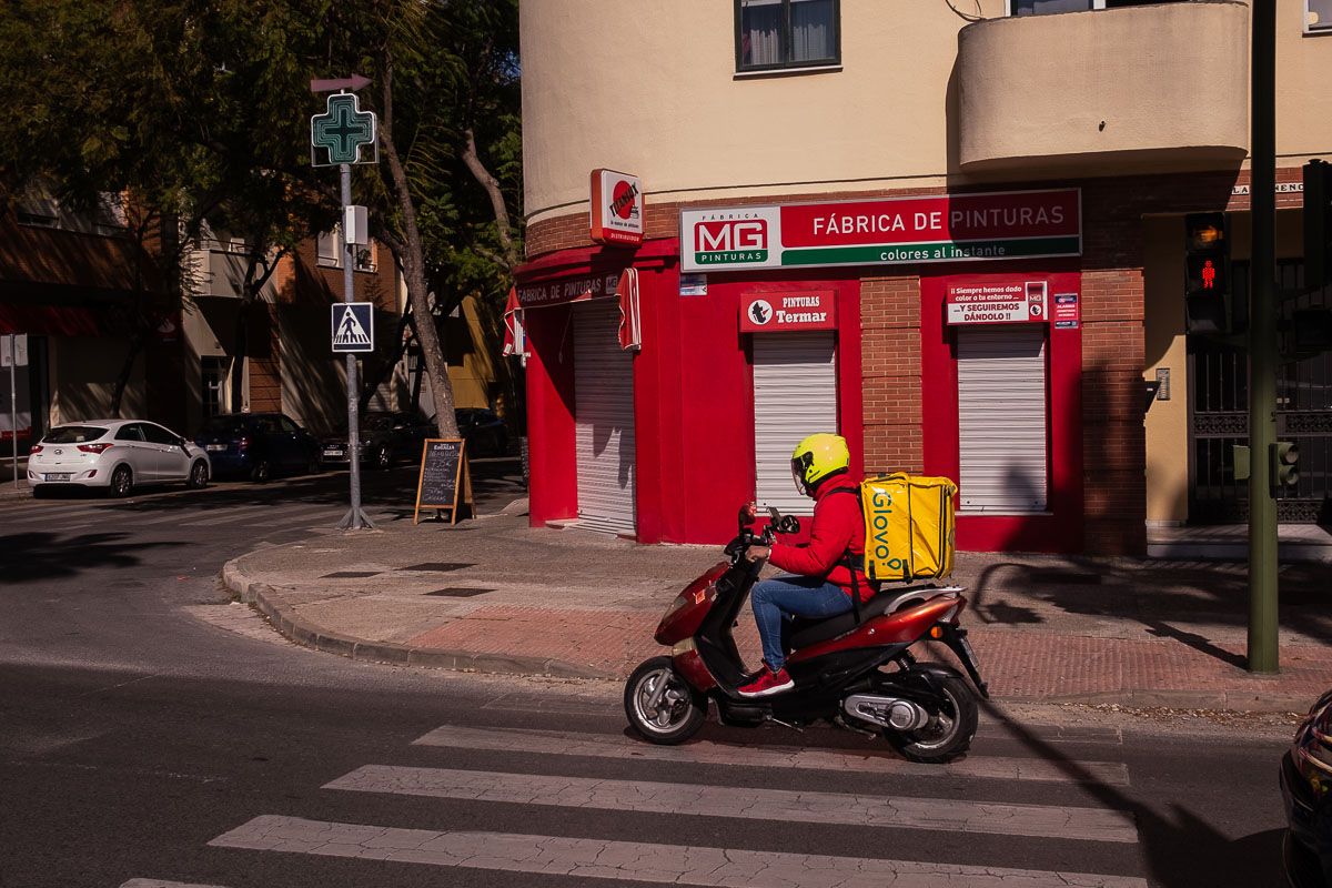 Un repartidor de la empresa Glovo, que cambia su modelo laboral.