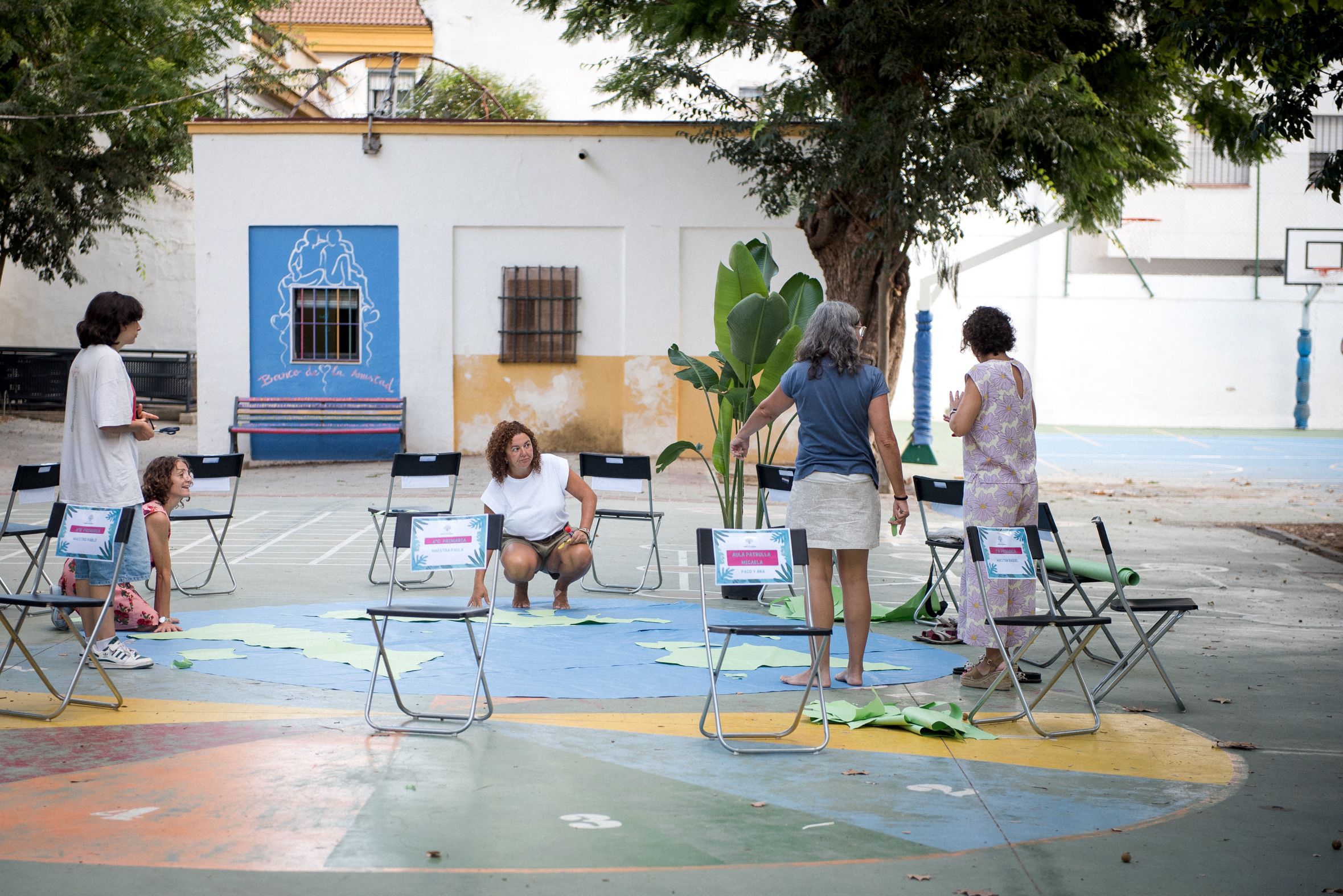 Varios docentes en un colegio de Sevilla.