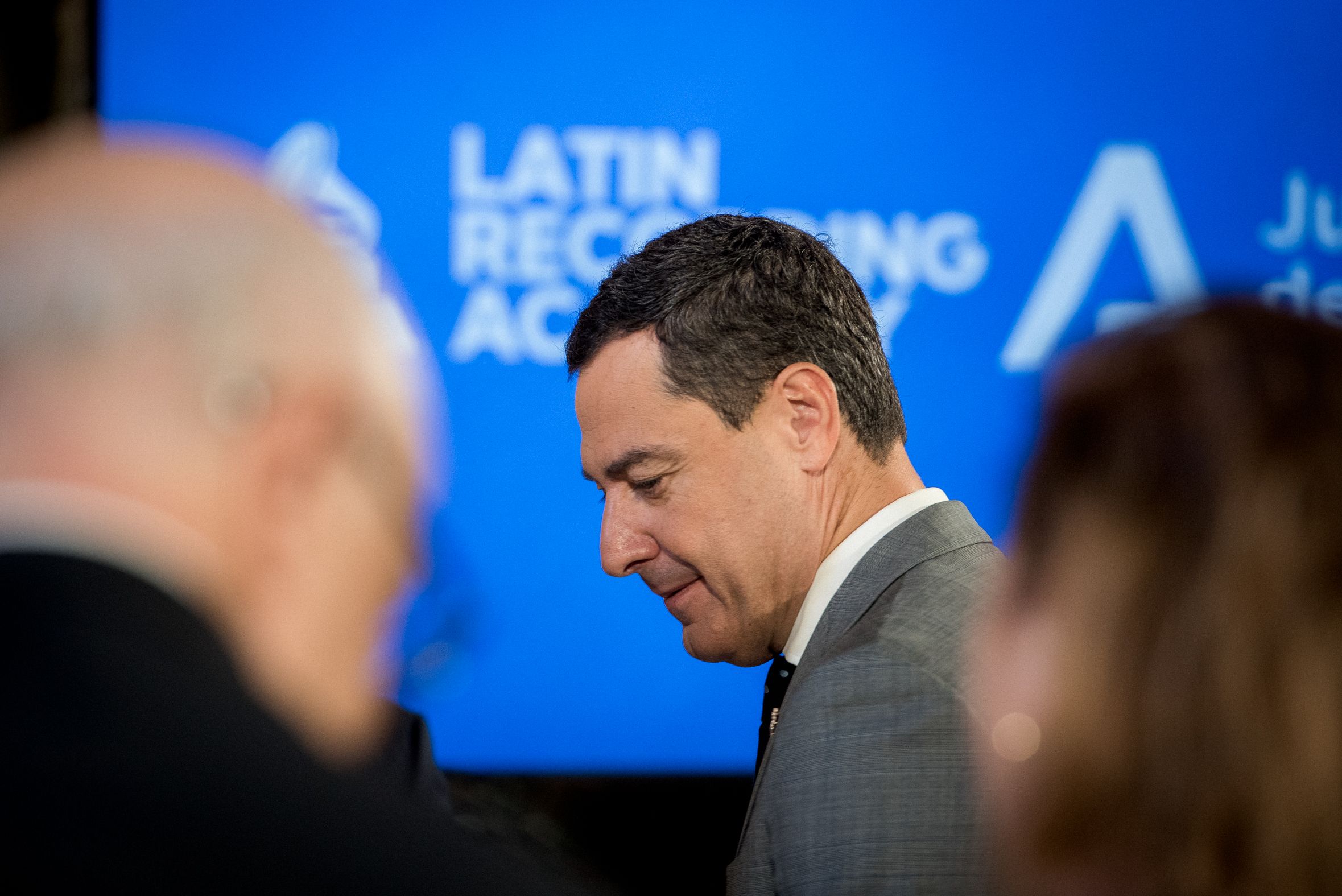 Juanma Moreno durante la presentación de los Grammy Latinos.