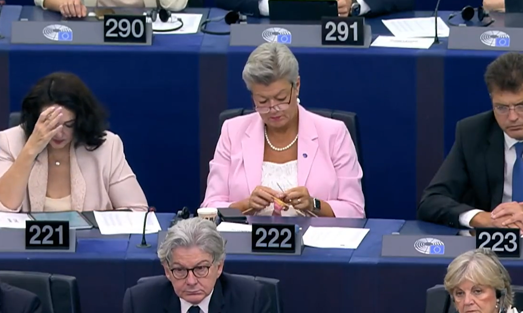 Ylva Johansson haciendo ganchillo en la UE.