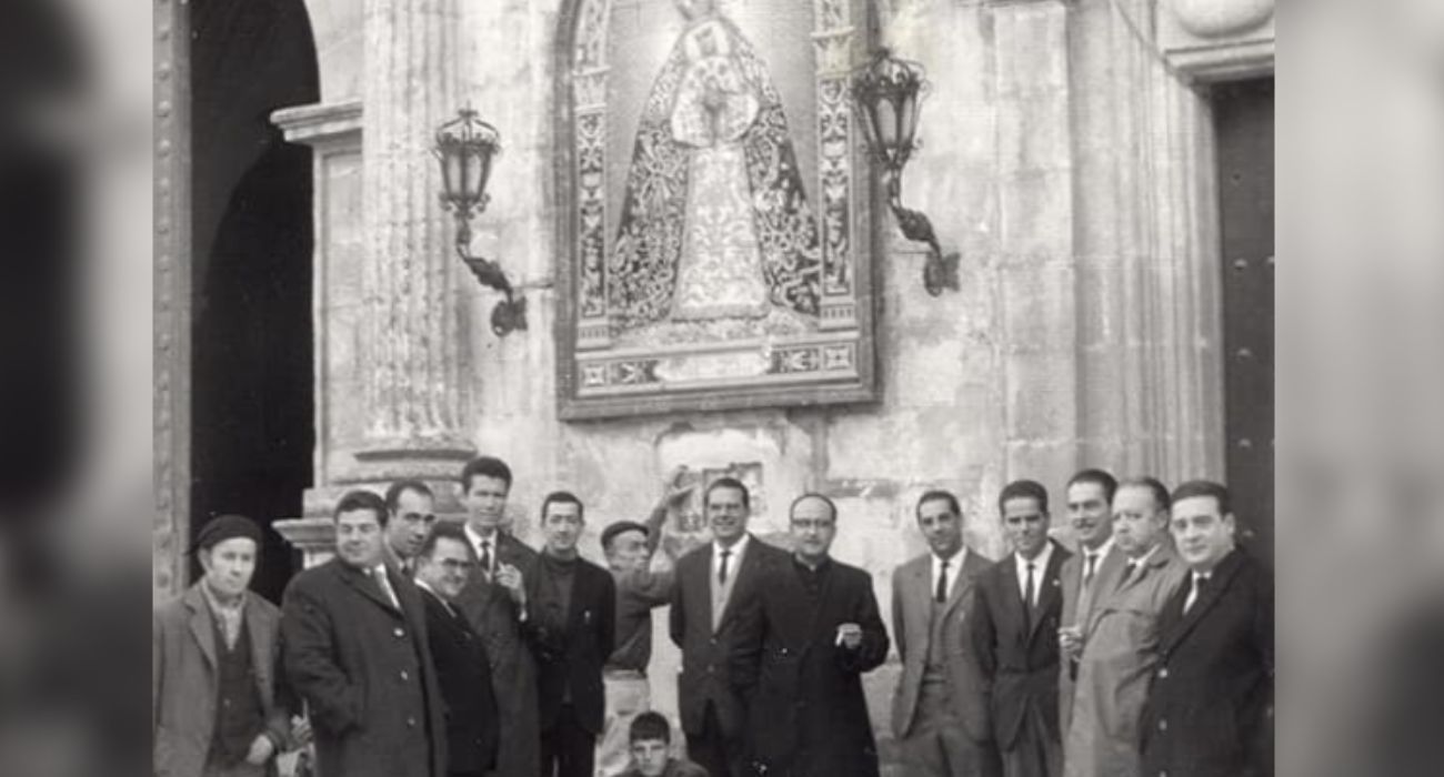 Hermanos de la Soledad, delante del retablo cerámico de la Virgen, hace casi 70 años.