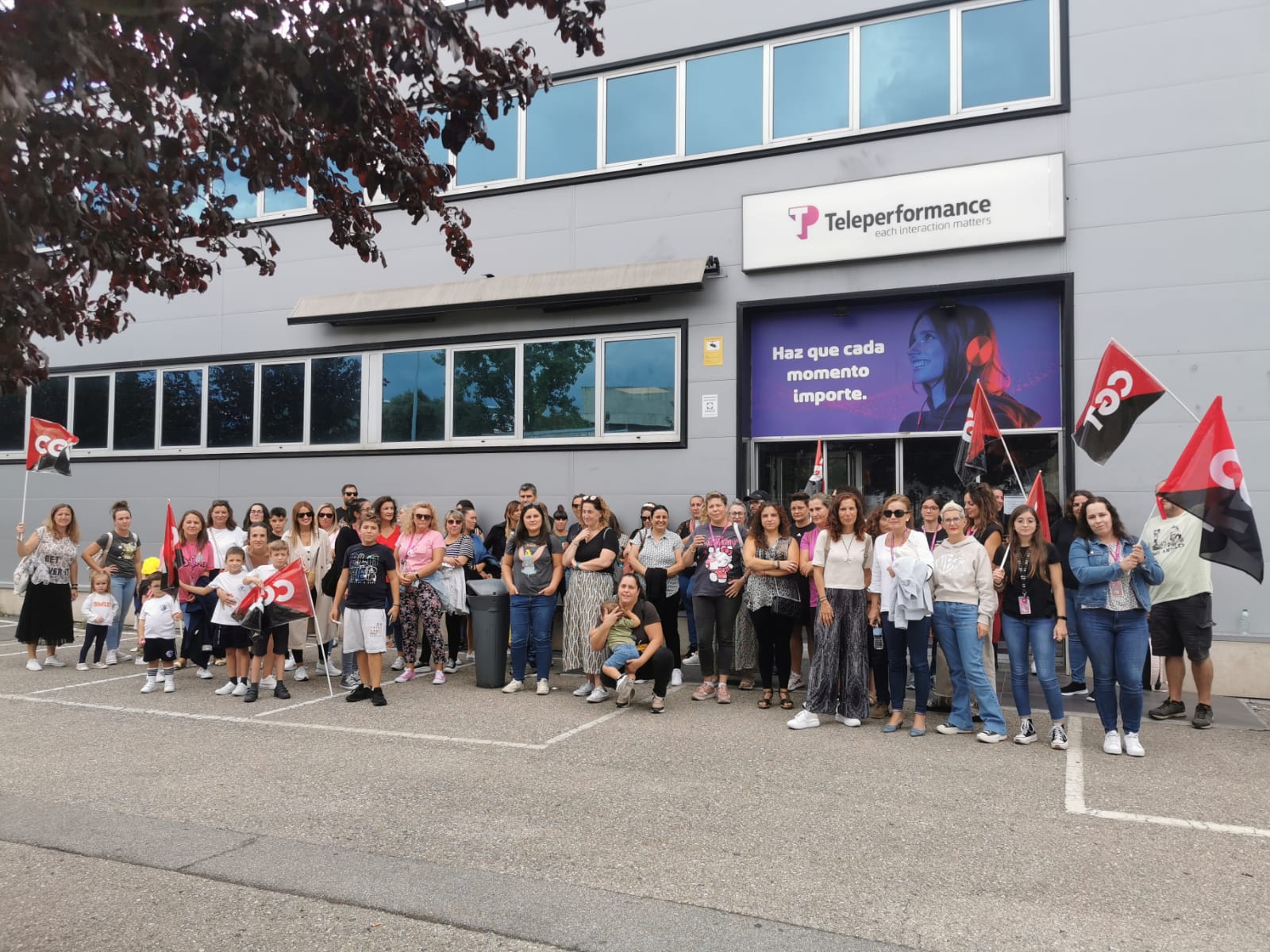 Trabajadores de Teleperformance, concentrados a la puerta de la empresa.