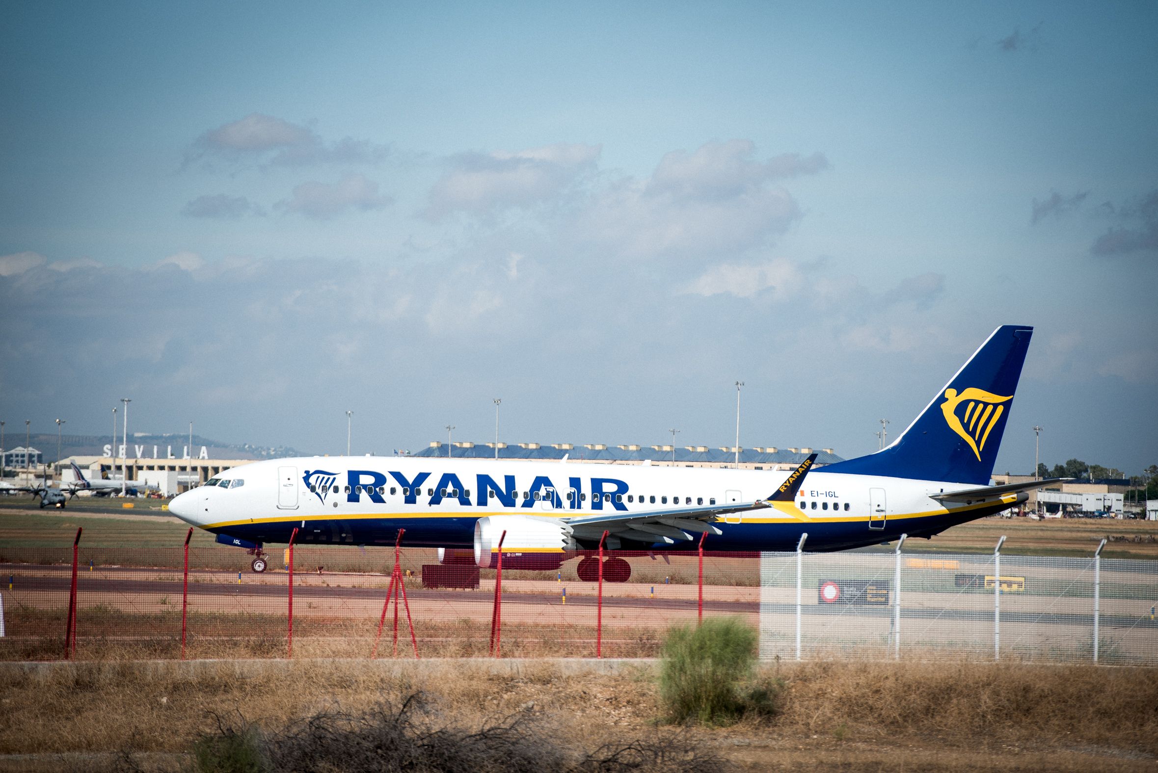 Un avión de Ryanair en el aeropuerto de Sevilla.