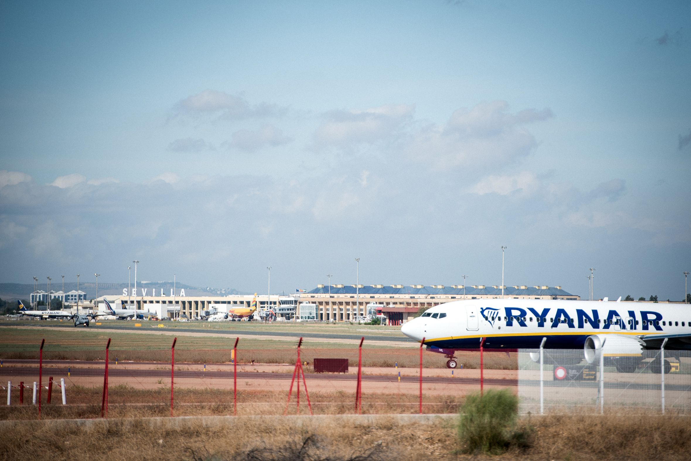 Un avión de Ryanair, en el Aeropuerto de Sevilla.