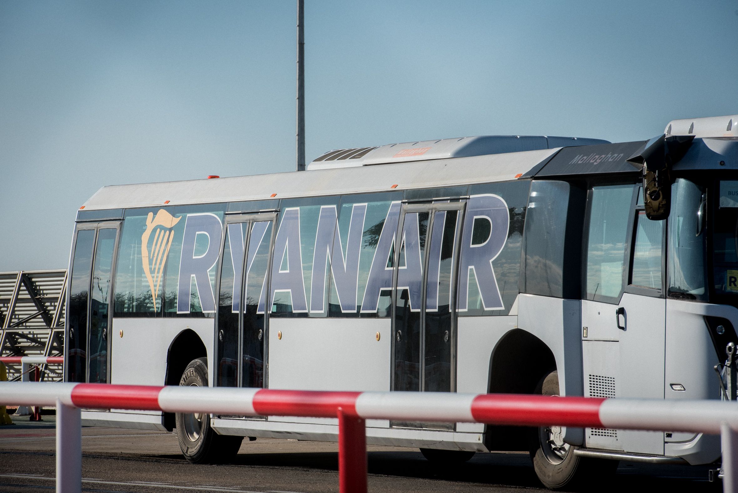 Un bus de Ryanair en el Aeropuerto de Sevilla.