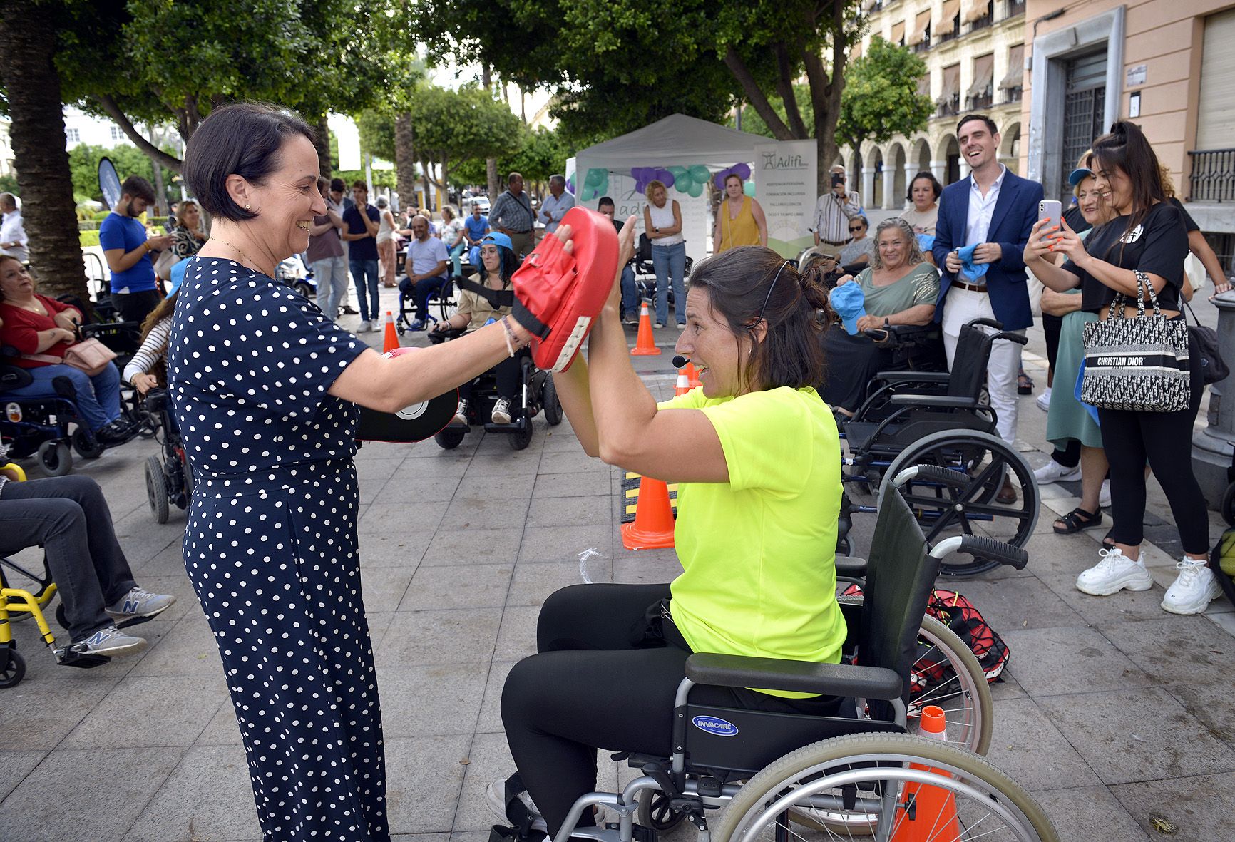 Jaime Espinar y Nela Garcia con participantes en la Feria de la Movilidad. 