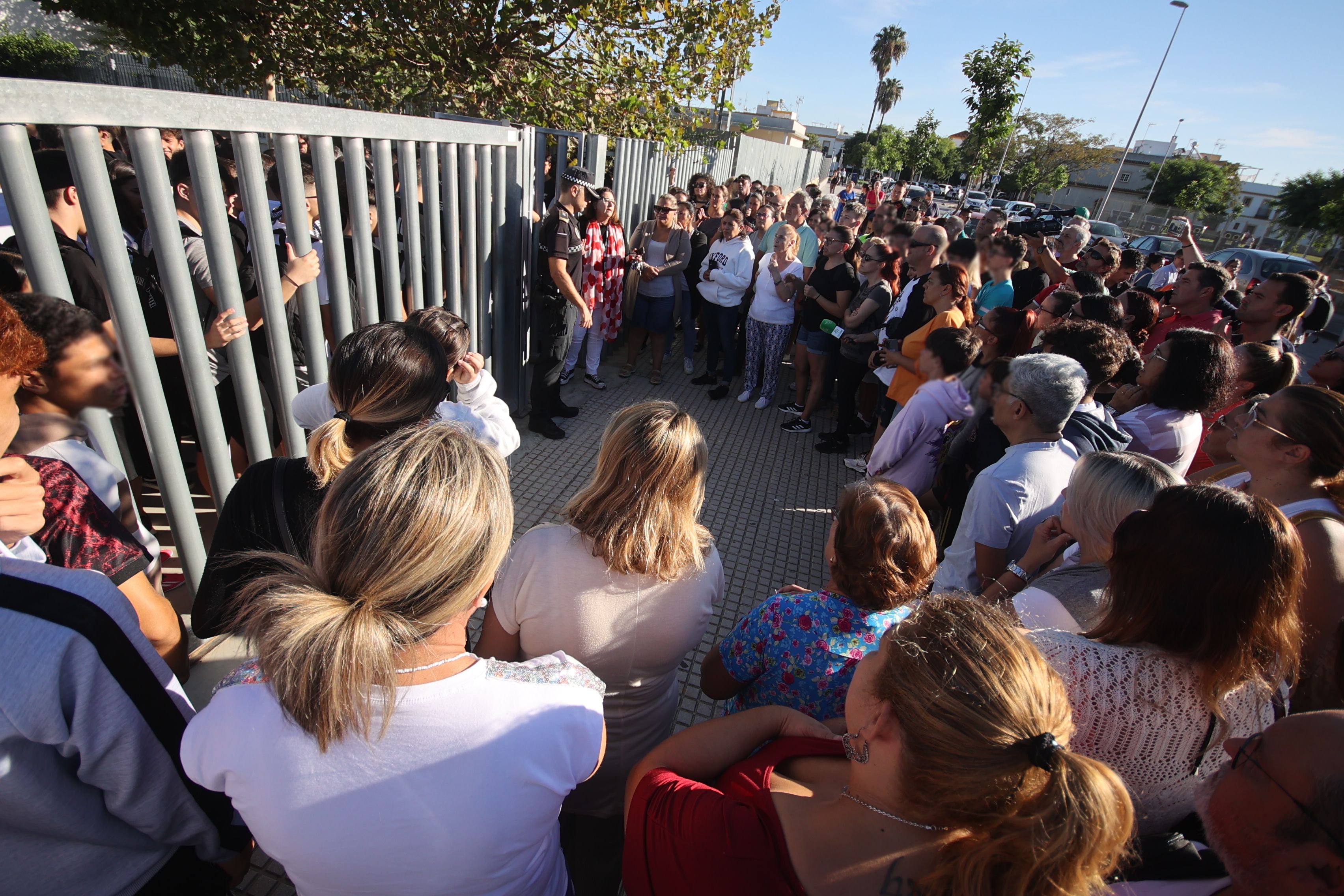 Un grupo de madres y padres, a las puertas del instituto IES Elena García Armada de Jerez.