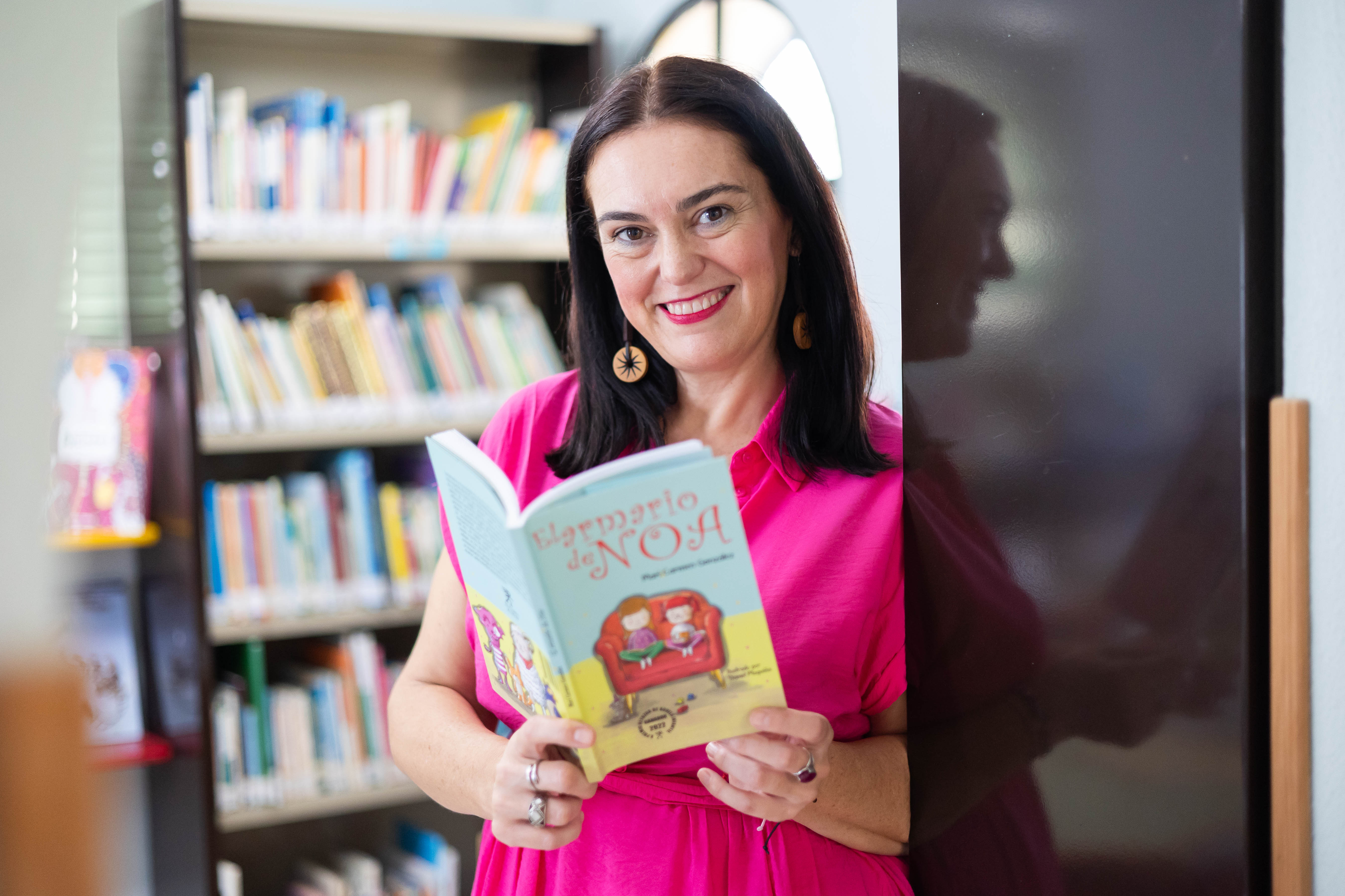 María del Carmen González, posando con el libro para lavozdelsur.es.