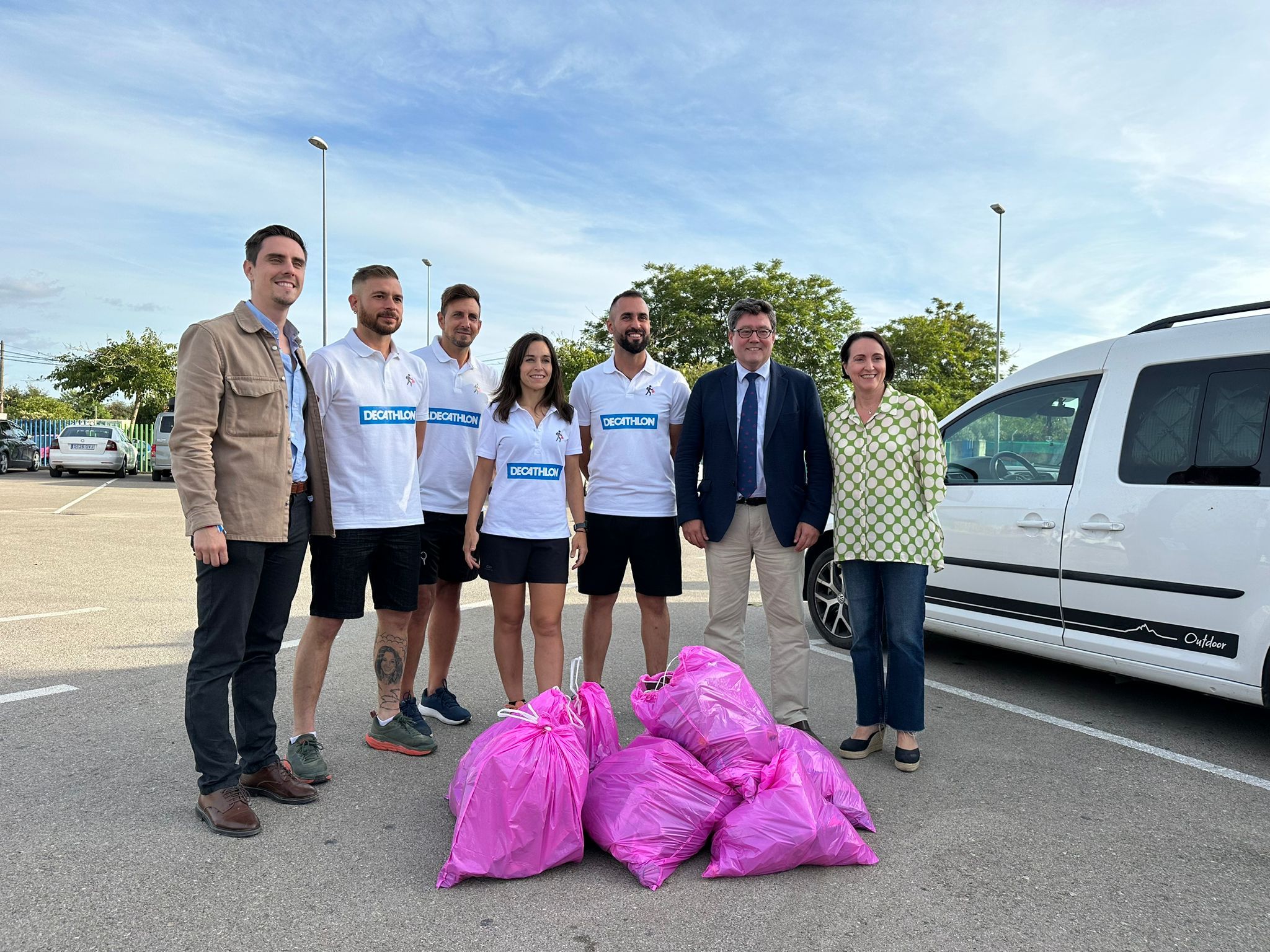 Los voluntarios que participarán en el Mundial de Génova de 'plogging'.