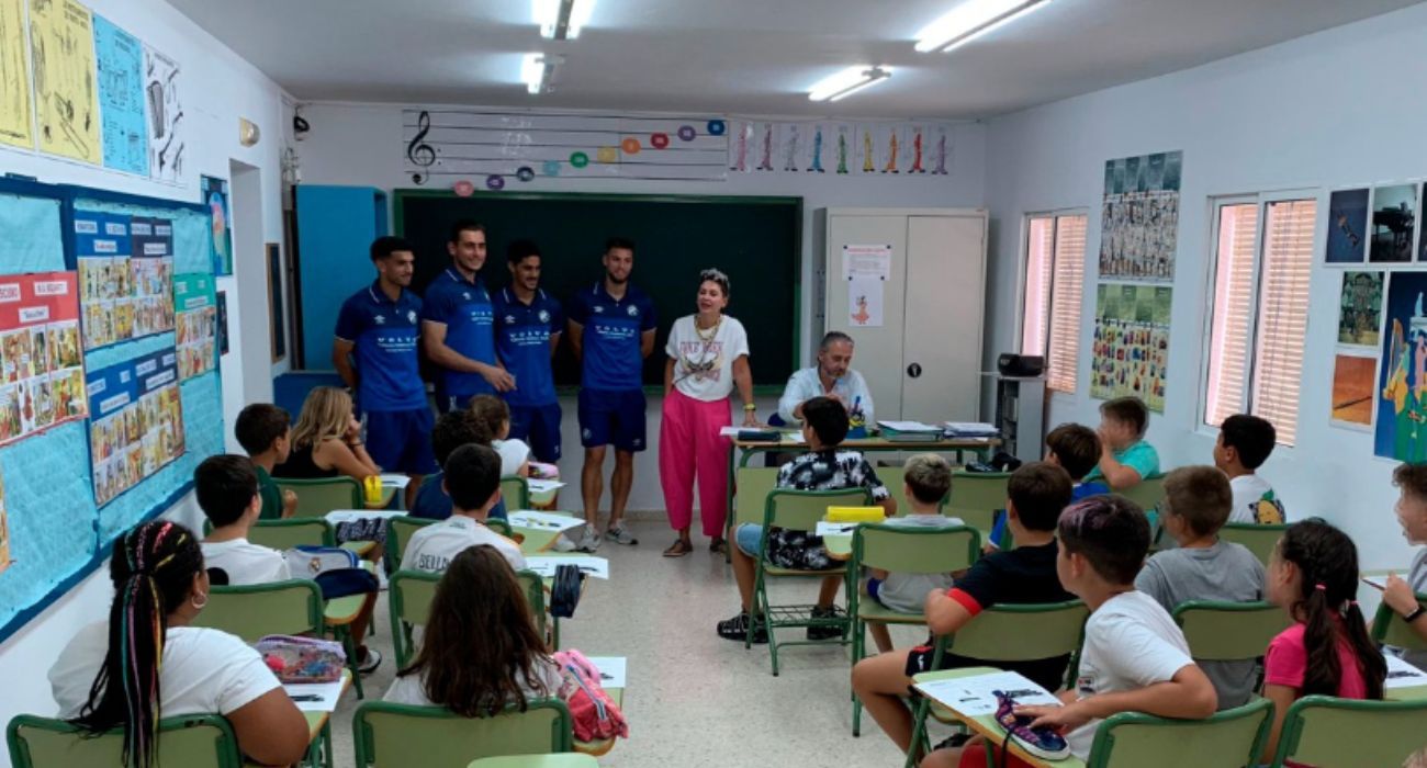 Jugadores del Xerez Deportivo FC, en una visita de esta semana al CEIP Tomasa Pinilla de Guadalcacín.