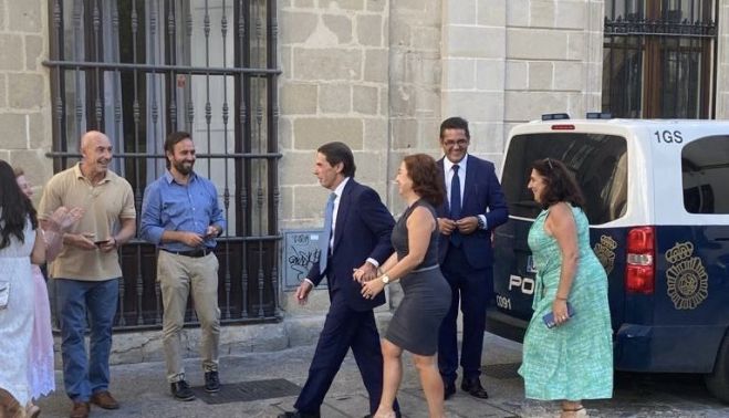 Aznar y su esposa saliendo del hotel.  