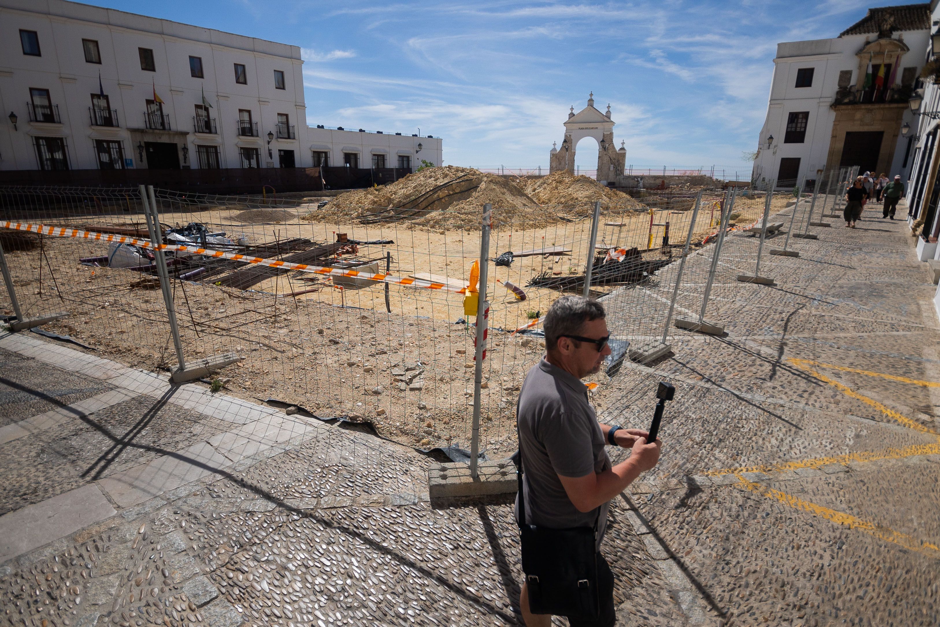 Obras en la plaza del Cabildo paralizadas desde hace meses en el casco antiguo de Arcos.