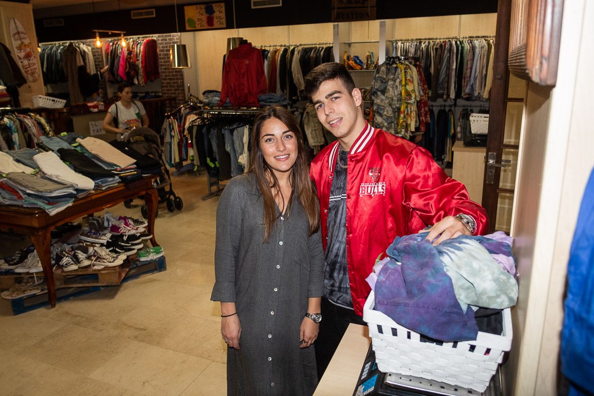 Abre primera tienda de ropa 'retro' al peso en el centro de Jerez