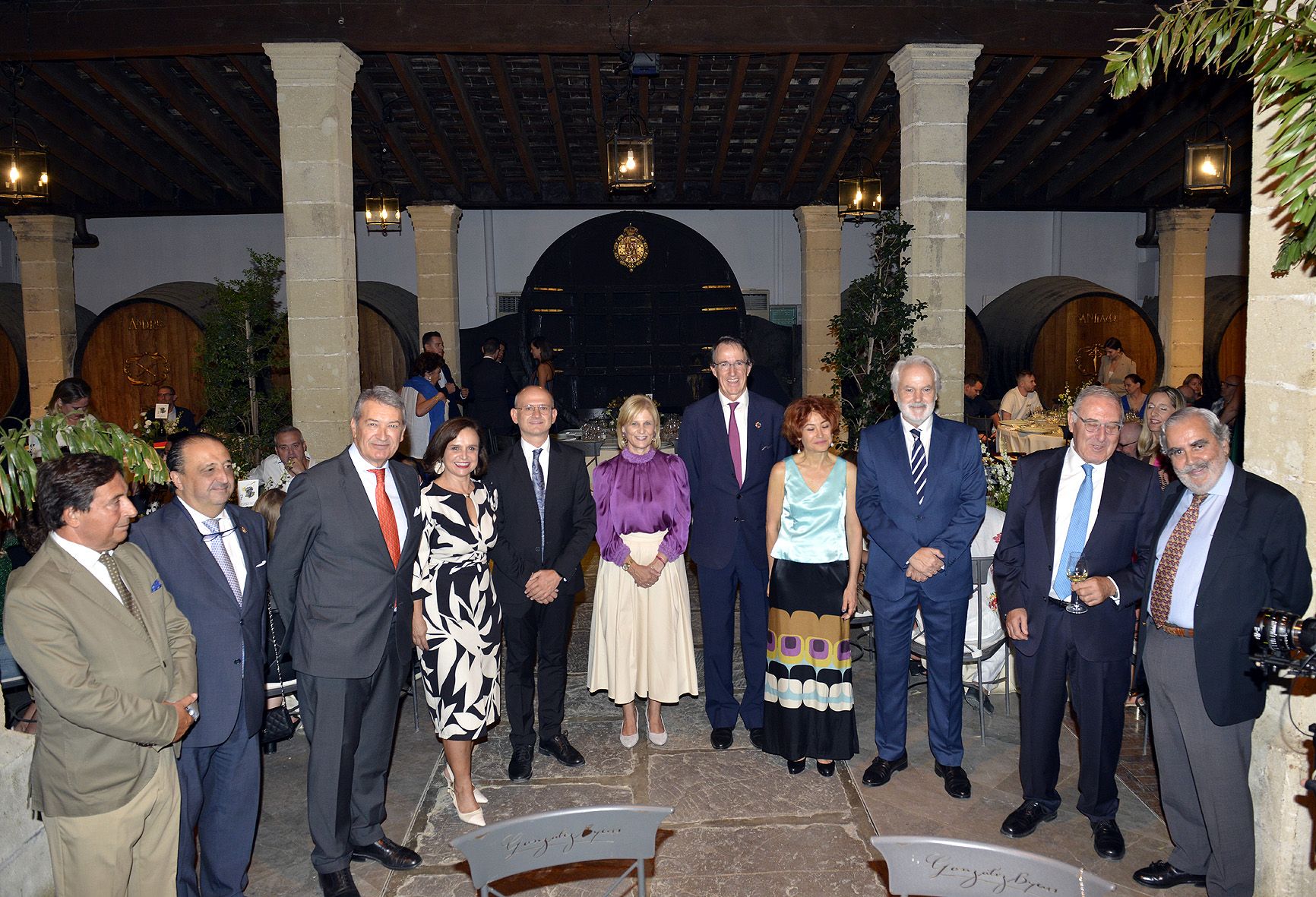 La alcaldesa y organizadores en la cena de gala de clausura en los Apóstoles. 