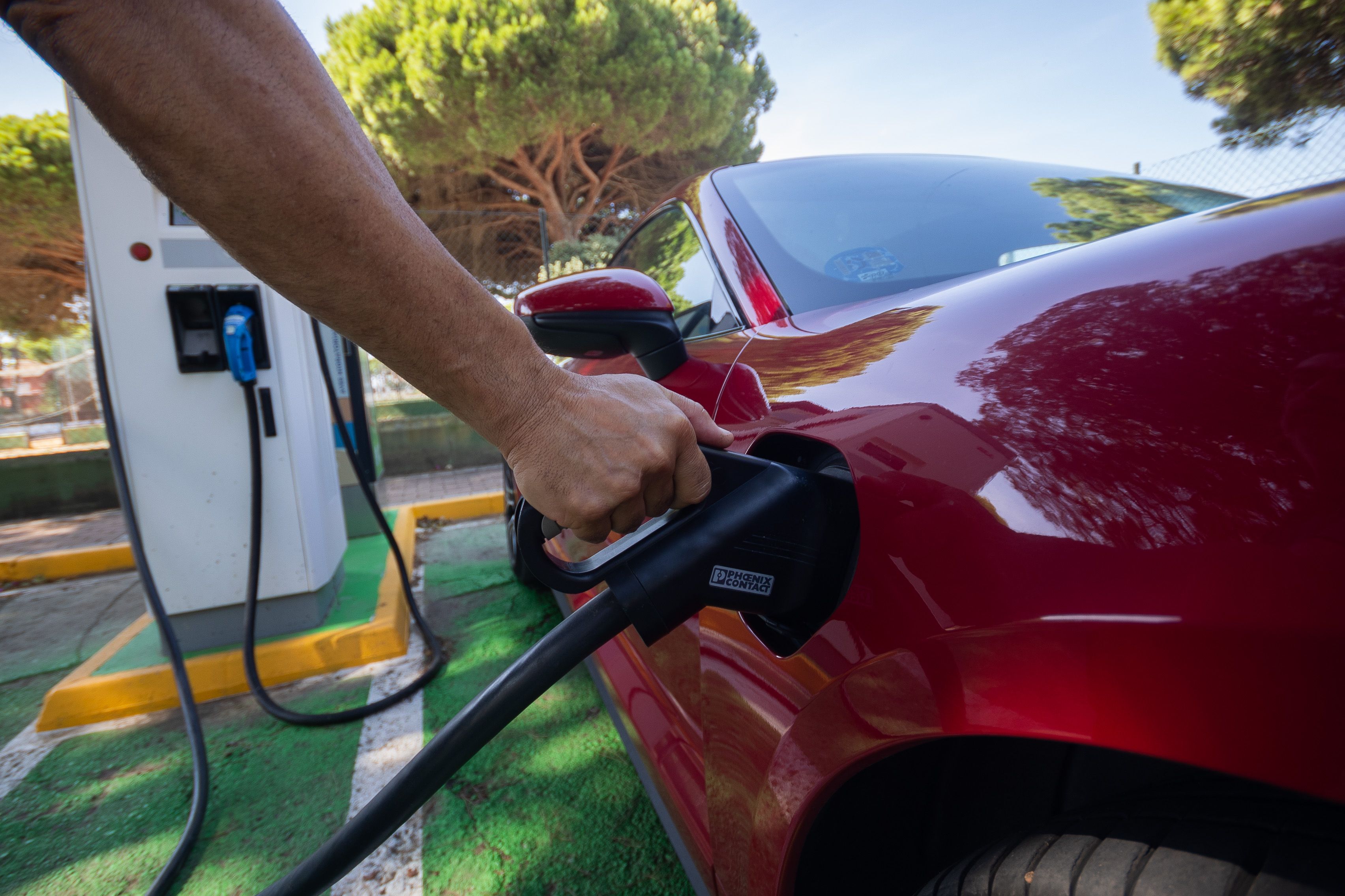 Un coche eléctrico, en plena carga.