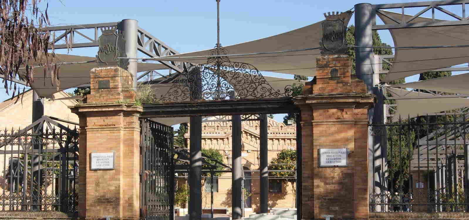 La entrada al cementerio de Sevilla, en una imagen de archivo.