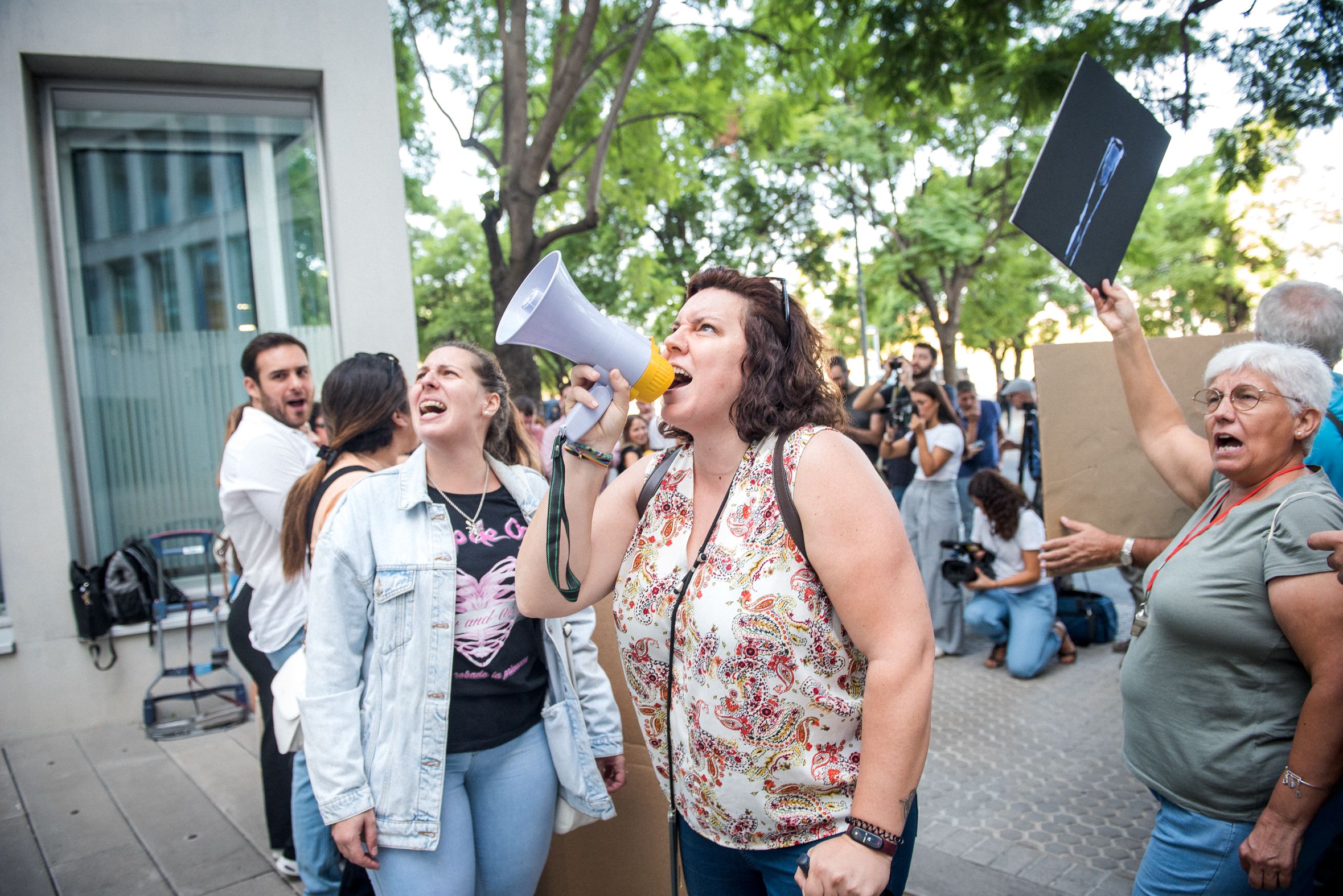 Una de las jóvenes solicitantes del Bono Alquiler protesta ante la Consejería de Fomento y Vivienda.