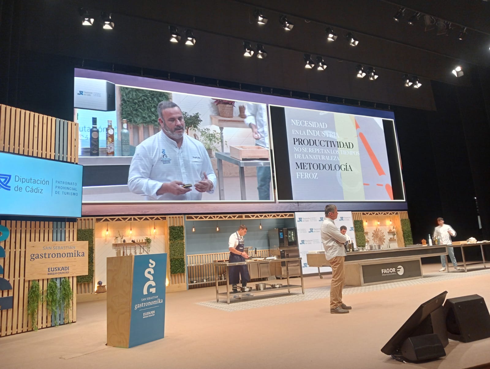 El chef Ángel León durante su conferencia en Gastronomika, la feria donde estará presente la provincia de Cádiz.