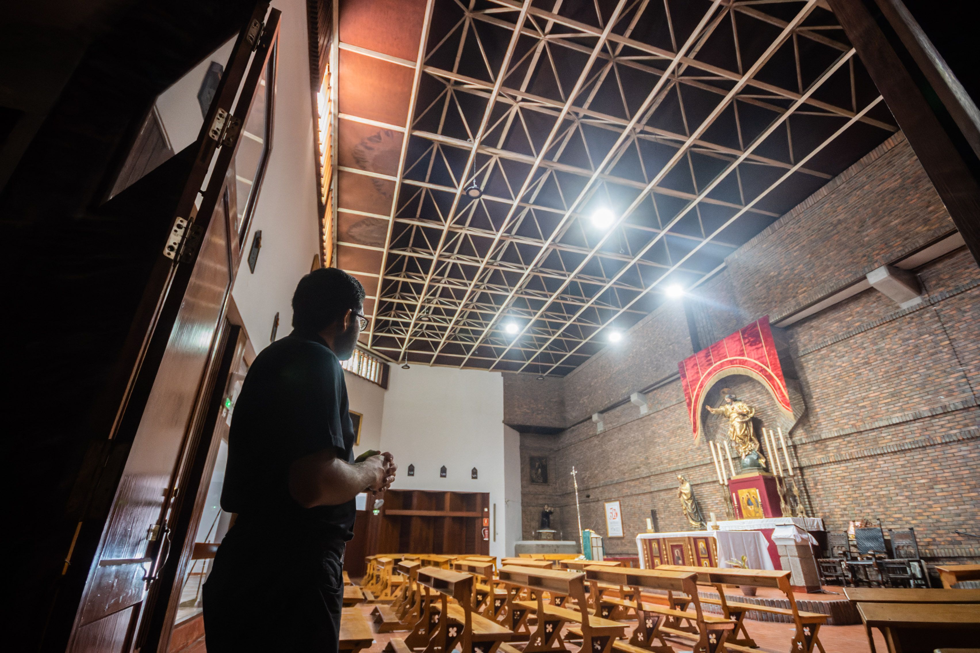 50 años de Madre de Dios, la parroquia en la que dijeron adiós a Jerez los jesuitas tras 440 años. En la imagen, el párroco en la iglesia de moderna concepción.