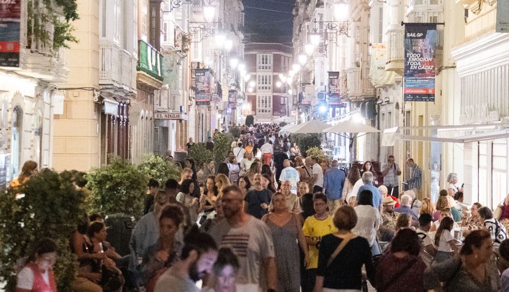 La calle Ancha de Cádiz, llena durante la noche este sábado 14 de octubre, tras la primera jornada de la Sail GP.