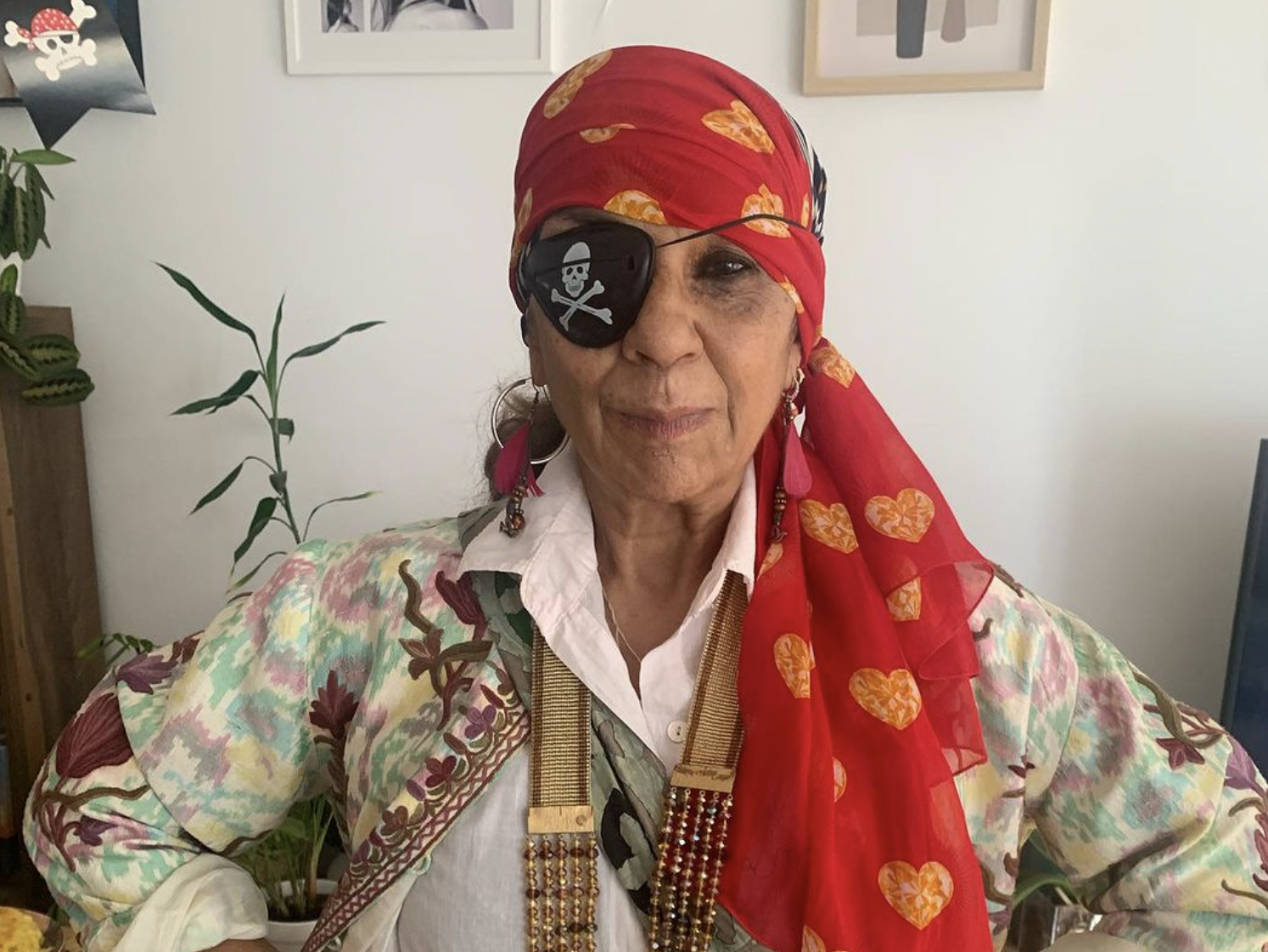 ¿Qué hace Lolita Flores disfrazada de pirata 'mu gitana'?