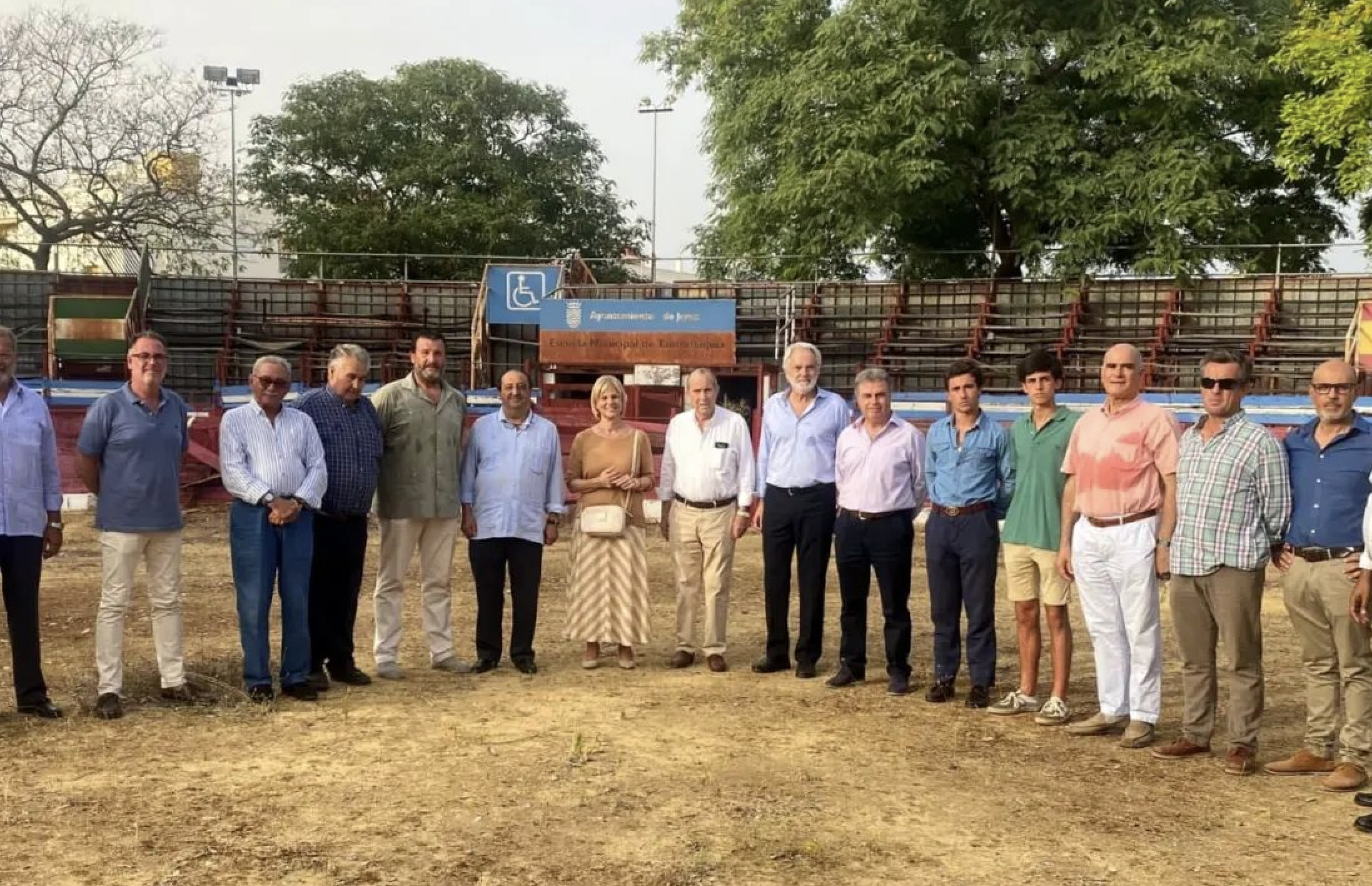 Visita de la alcaldesa Pelayo junto a otros responsables municipales, entre ellos Francisco Zurita, delegado de Cultura, y miembros de la Fundación Cultura Taurina, a la plaza de toros portátil de Chapín.