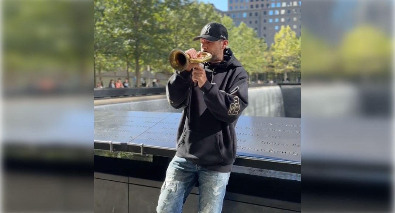 Dani de Baza, tocando su corneta en el Memorial del 11S.