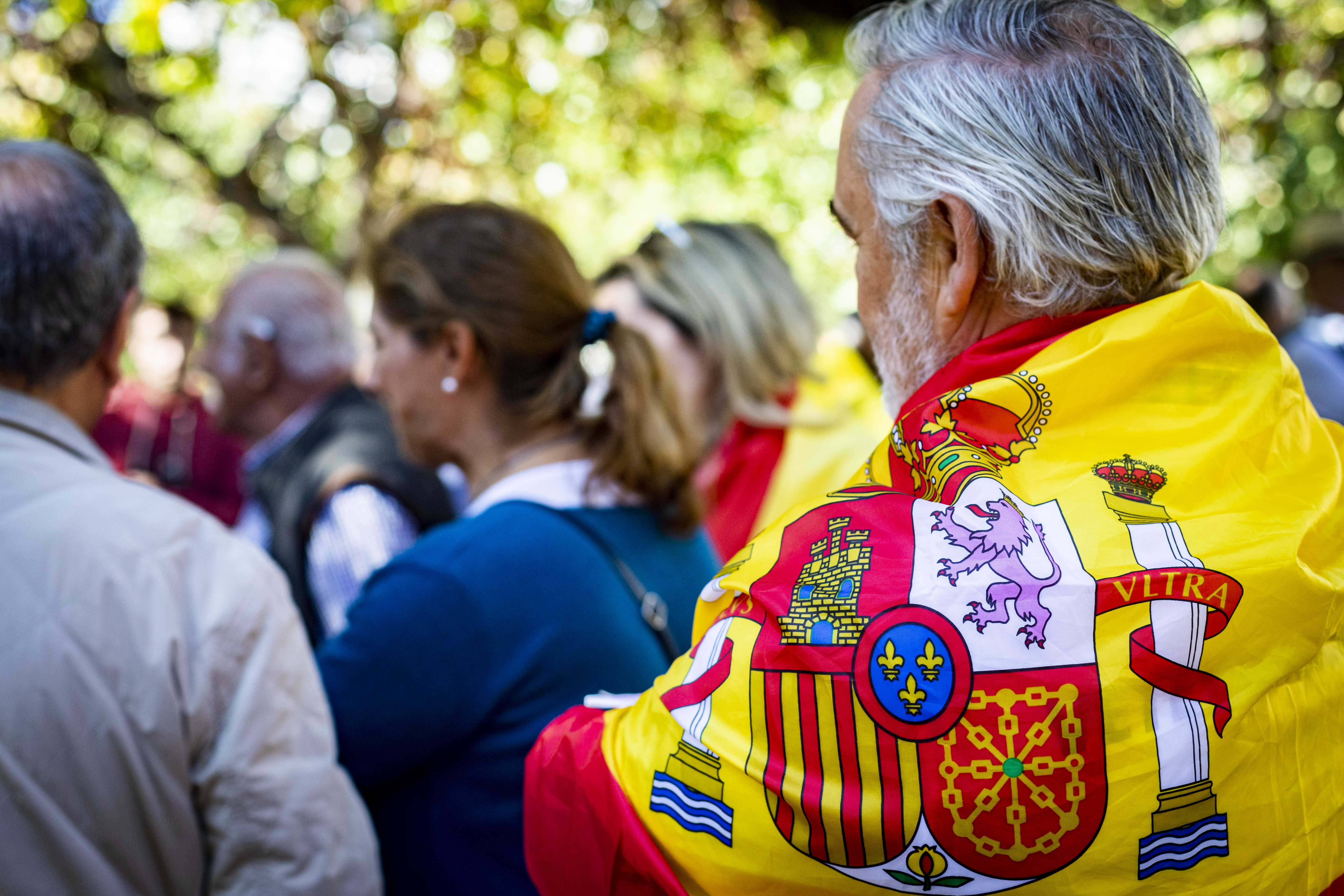 Una persona con una bandera de España. 